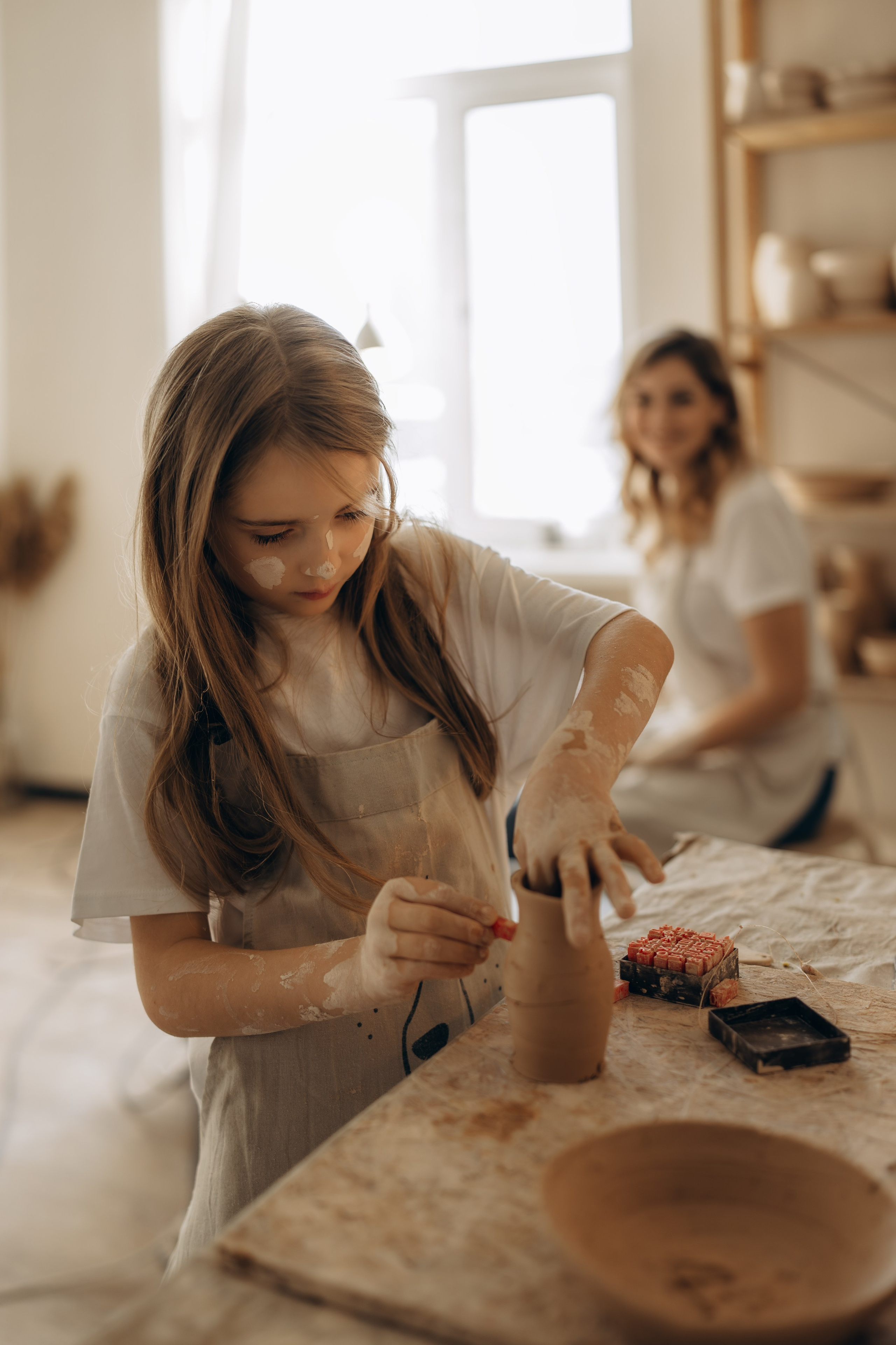 В гончарной мастерской. Семейный фотограф Москва. Фотограф беременности и материнства Москва