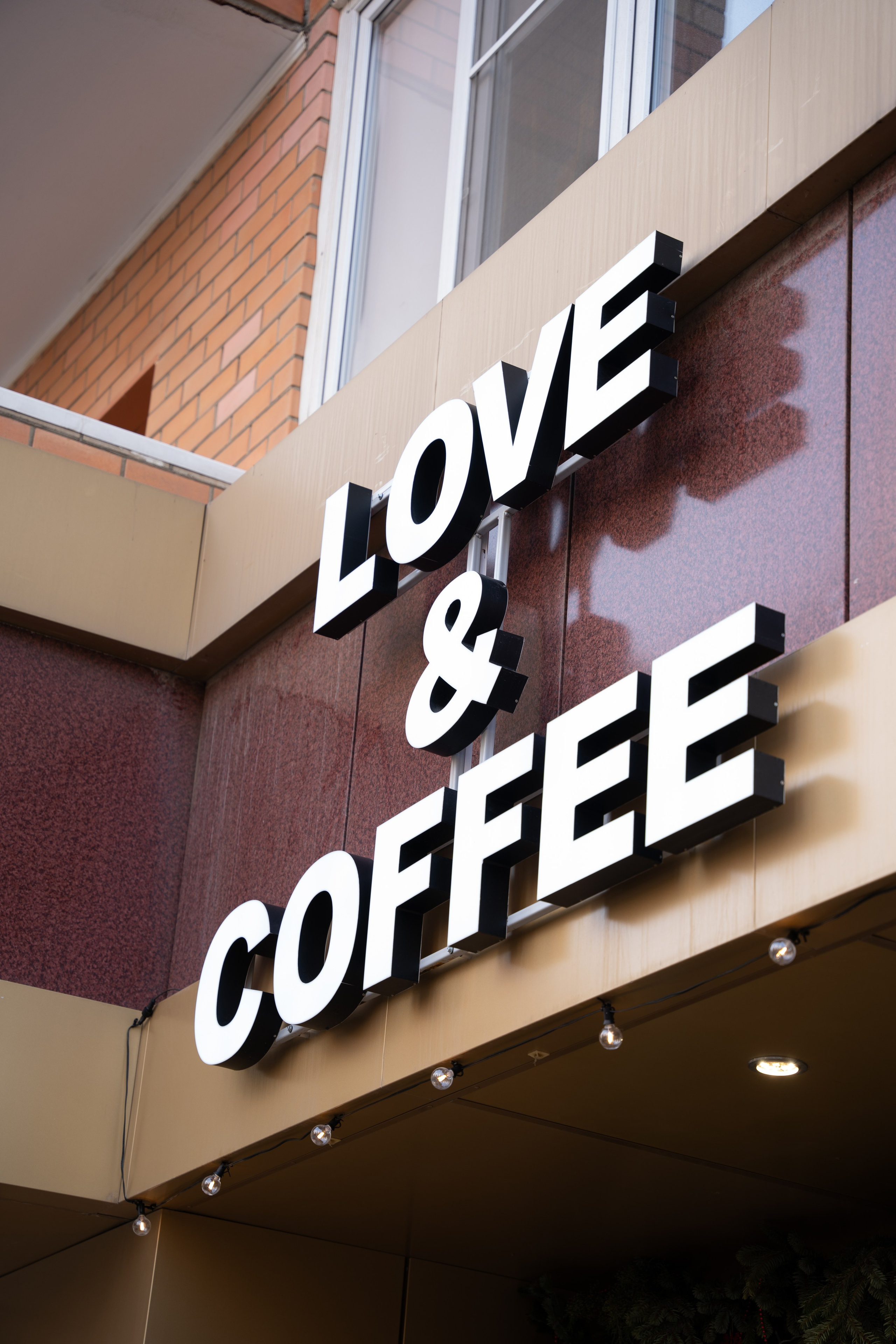 Интерьерная фотосъемка кофейни Love and Coffee — уютное место в Краснодаре Профессиональная фотосъемка интерьера кофейни в Краснодаре — Love. Шедевры для Вас! Фотограф и Видеограф в Краснодаре Пахиев Руслан