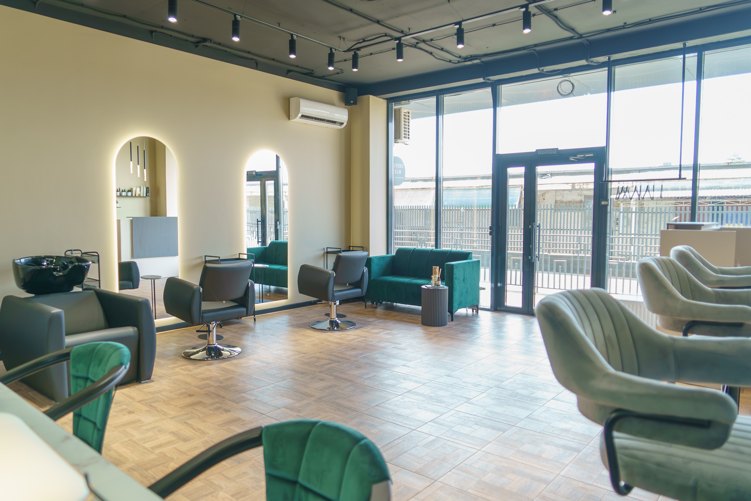 Профессиональная интерьерная фото и видео съемка студий красоты Яркая интерьерная фотосъемка для бьюти-коворкинга и студий. Шедевры для Вас! Фотограф и Видеограф в Краснодаре Пахиев Руслан