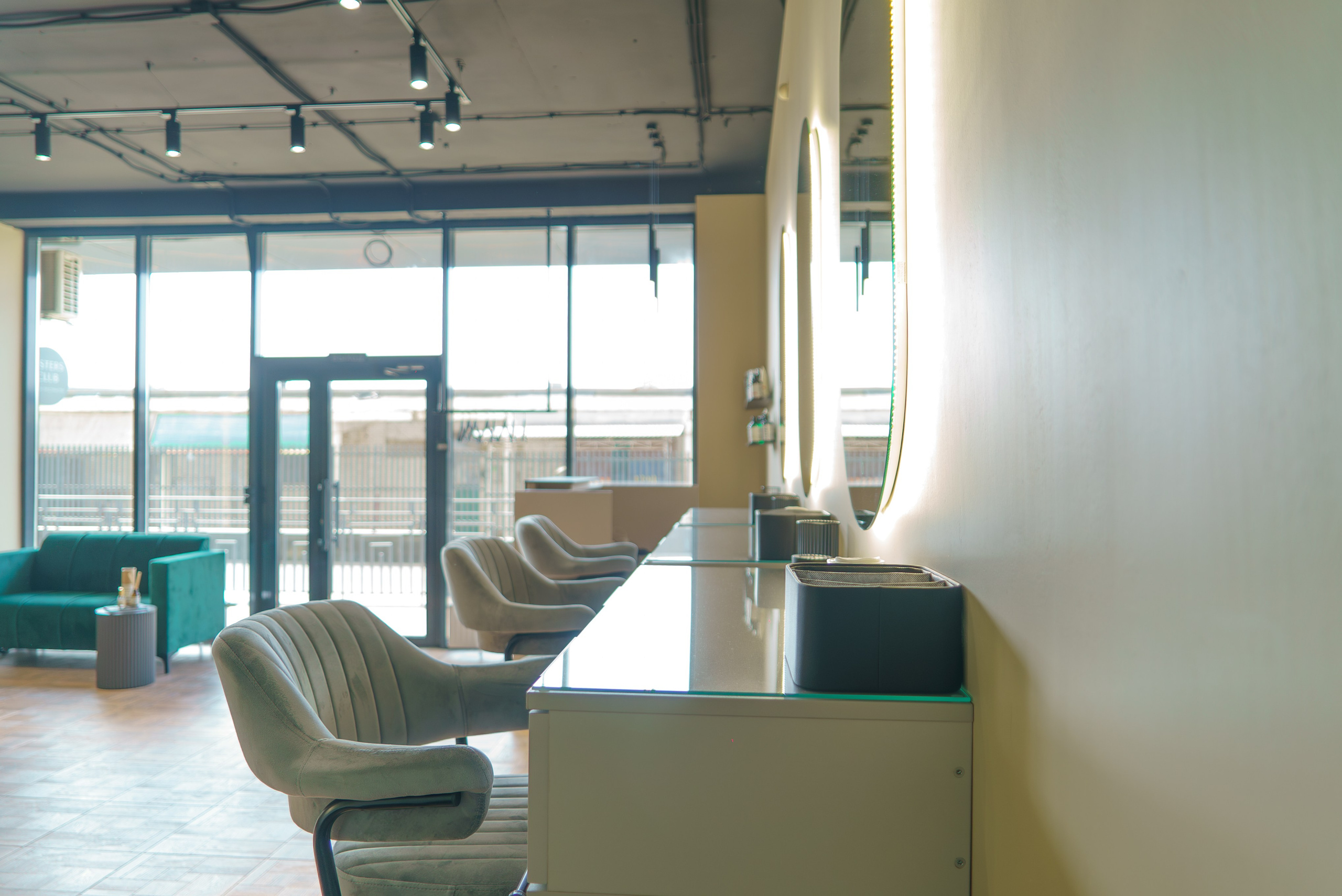 Профессиональная интерьерная фото и видео съемка студий красоты Яркая интерьерная фотосъемка для бьюти-коворкинга и студий. Шедевры для Вас! Фотограф и Видеограф в Краснодаре Пахиев Руслан