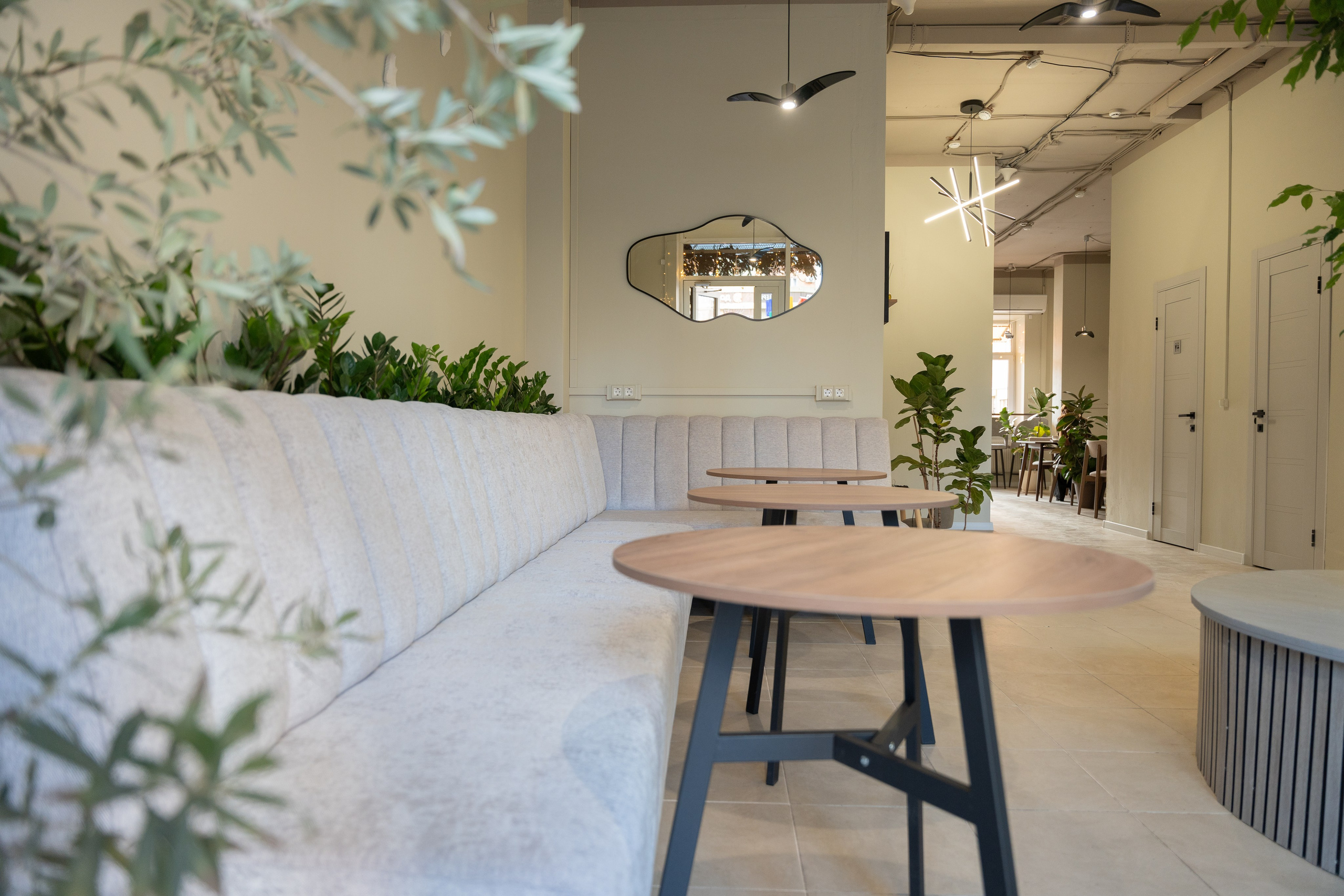 Интерьерная фотосъемка кофейни Love and Coffee — уютное место в Краснодаре Профессиональная фотосъемка интерьера кофейни в Краснодаре — Love. Шедевры для Вас! Фотограф и Видеограф в Краснодаре Пахиев Руслан