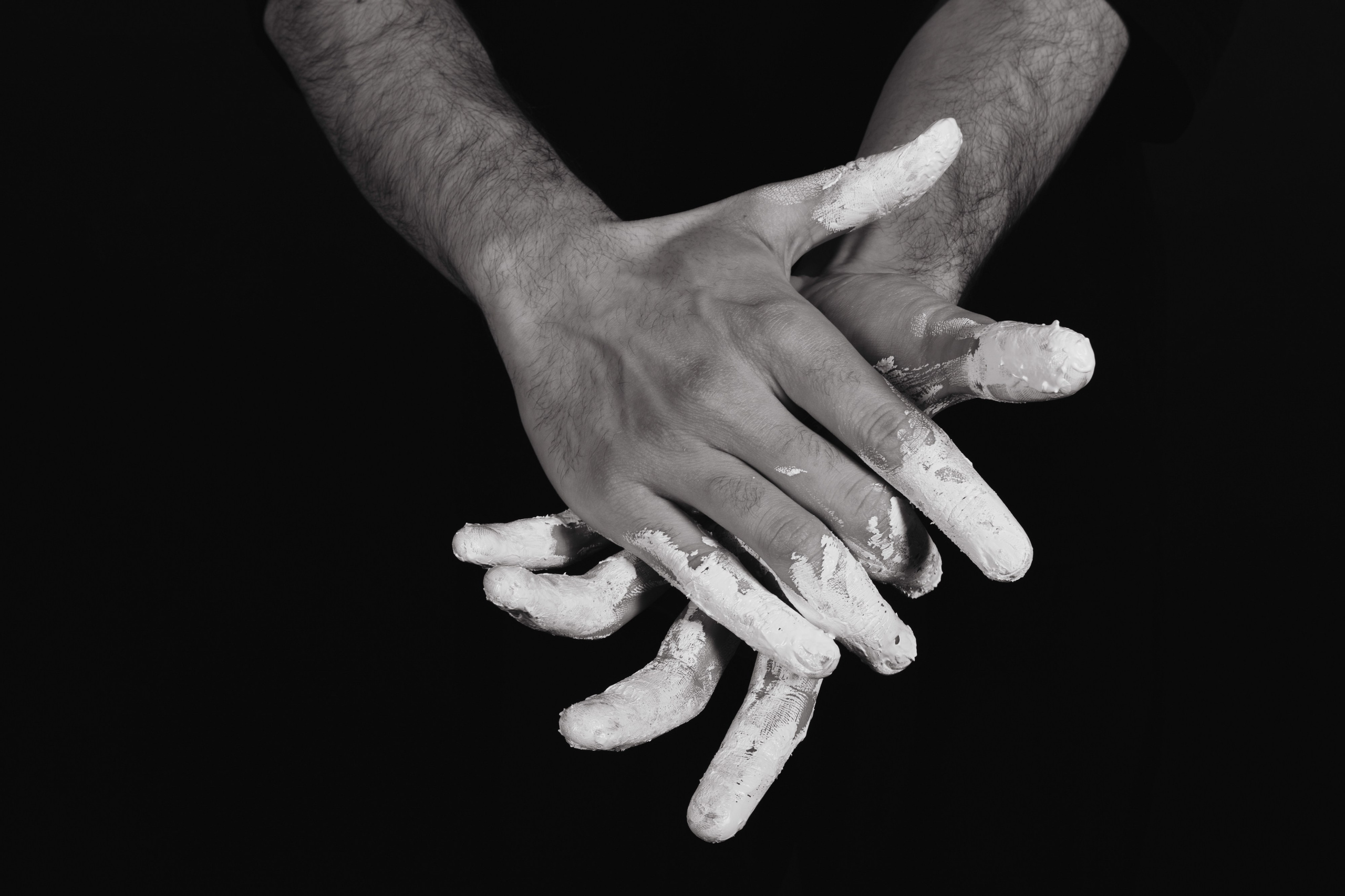 Эмоции. Краска и красные нити. Мари — фотограф и видеограф из Москвы