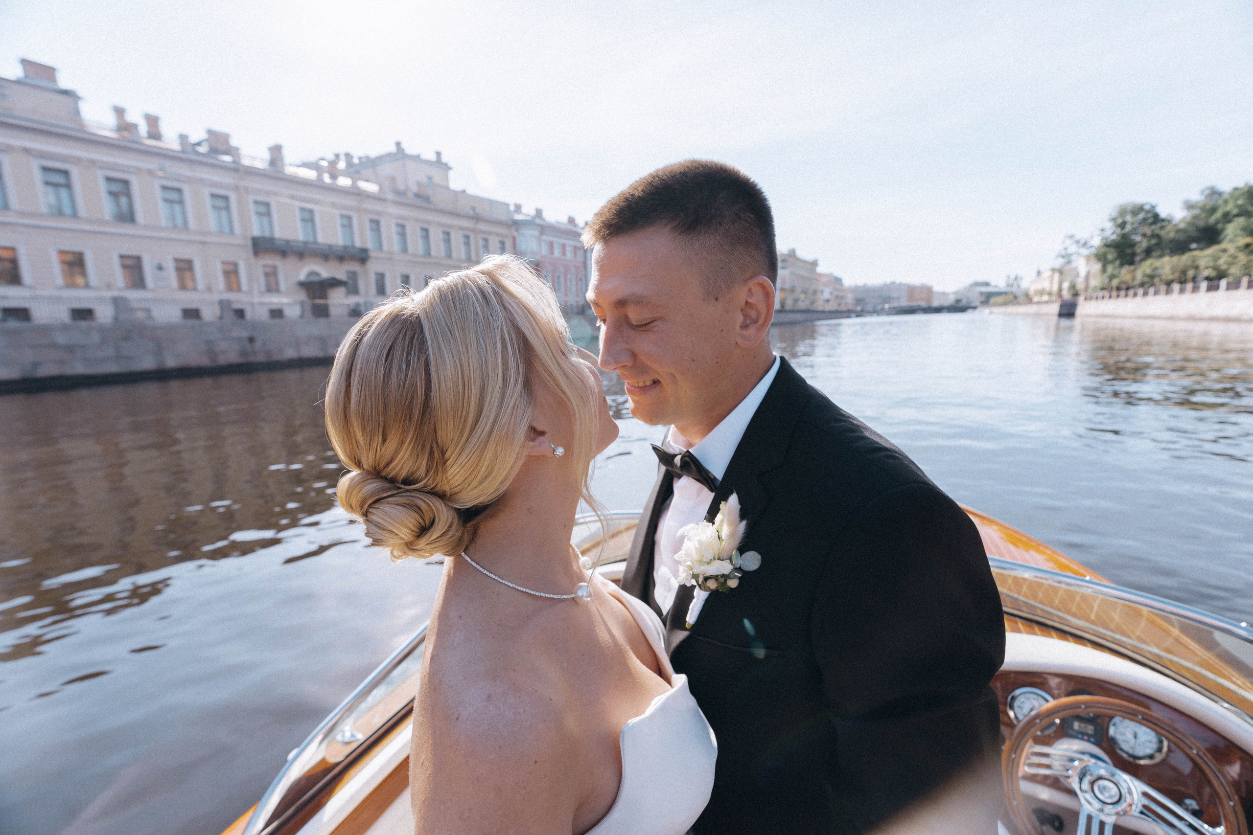 СВАДЕНБНАЯ СЬЕМКА НА КАТЕРЕ ПО КАНАЛАМ САНКТ-ПЕТЕРБУРГА И В АКВАТОРИИ НЕВЫ. Профессиональный фотограф, Санкт-Петербург — Виктория Богомолова