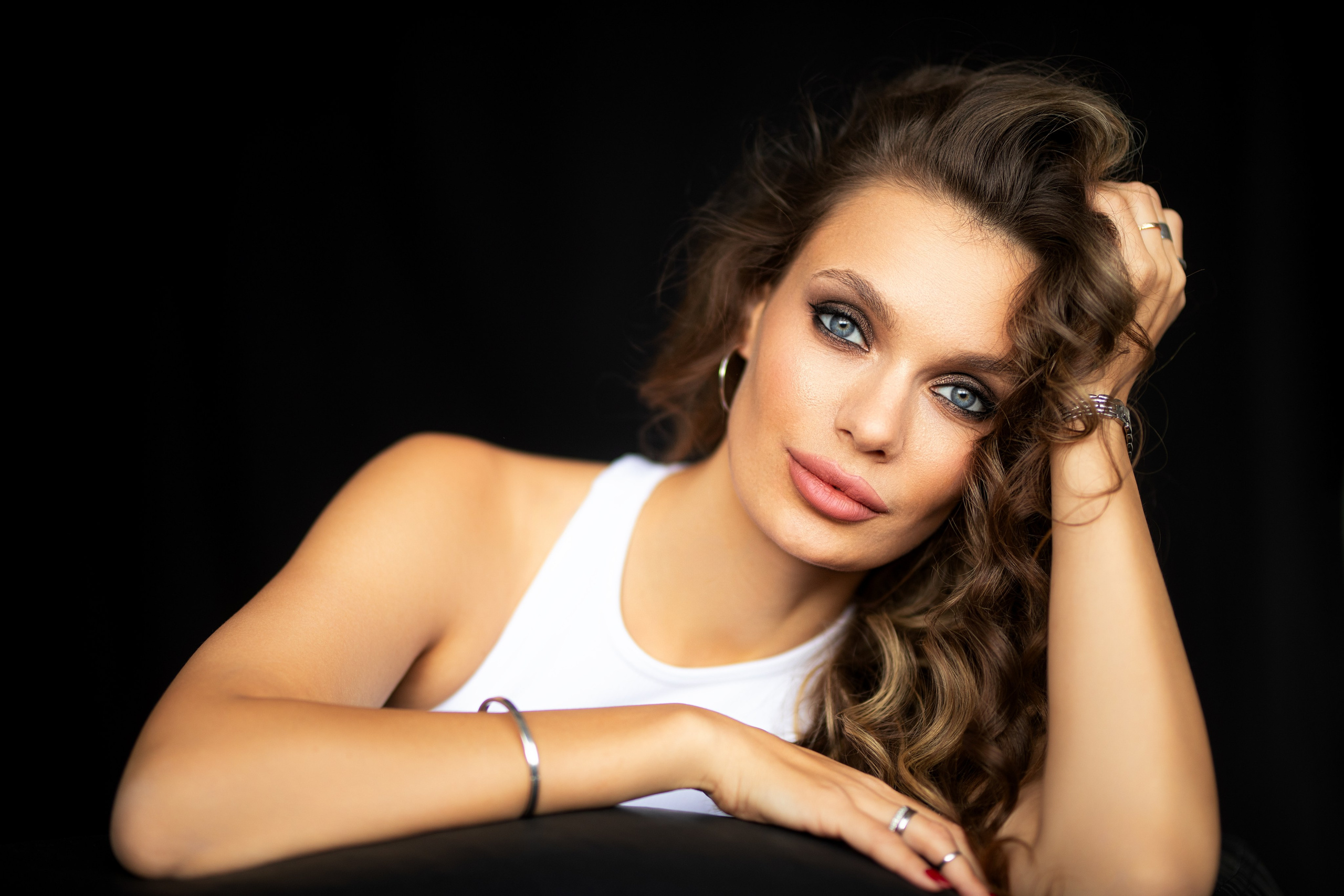 Съемка с Екатериной в студии с минимальным интерьером в формате для «себя»