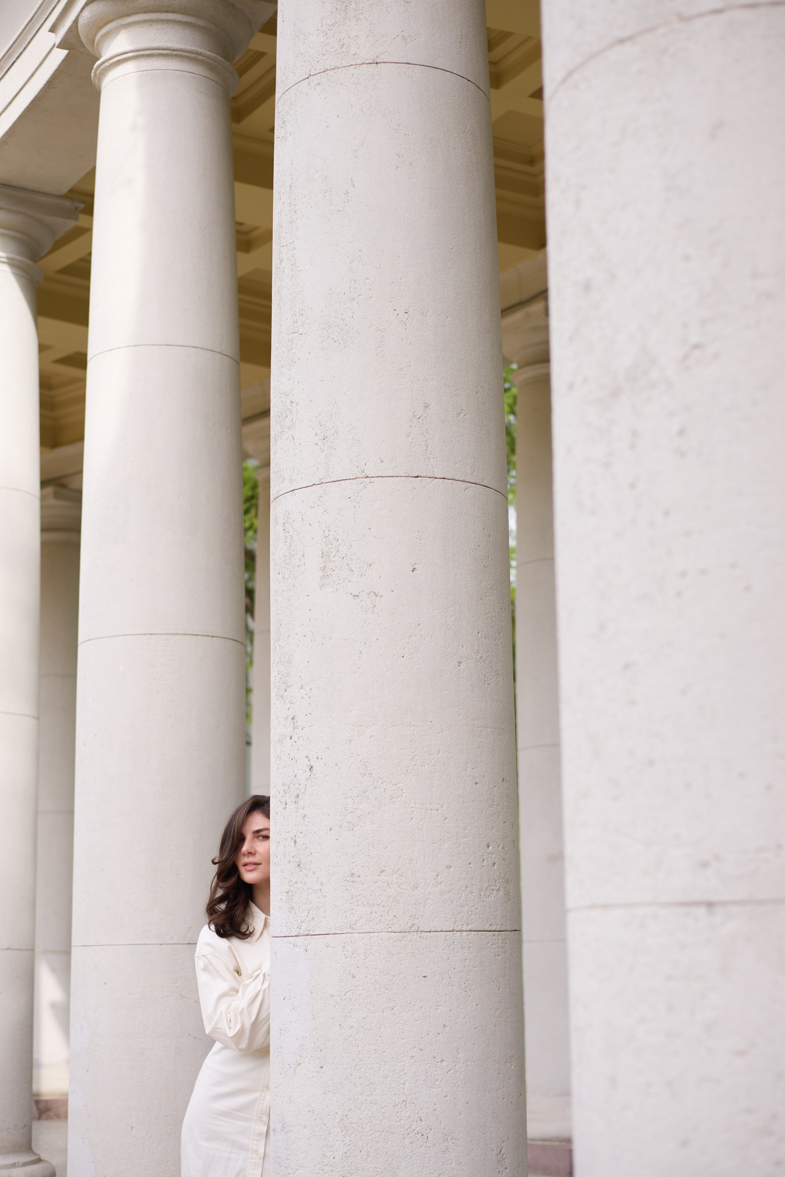 Фотосессия в Архангельском с Астой Габлия в белом платье между высоких белых колон