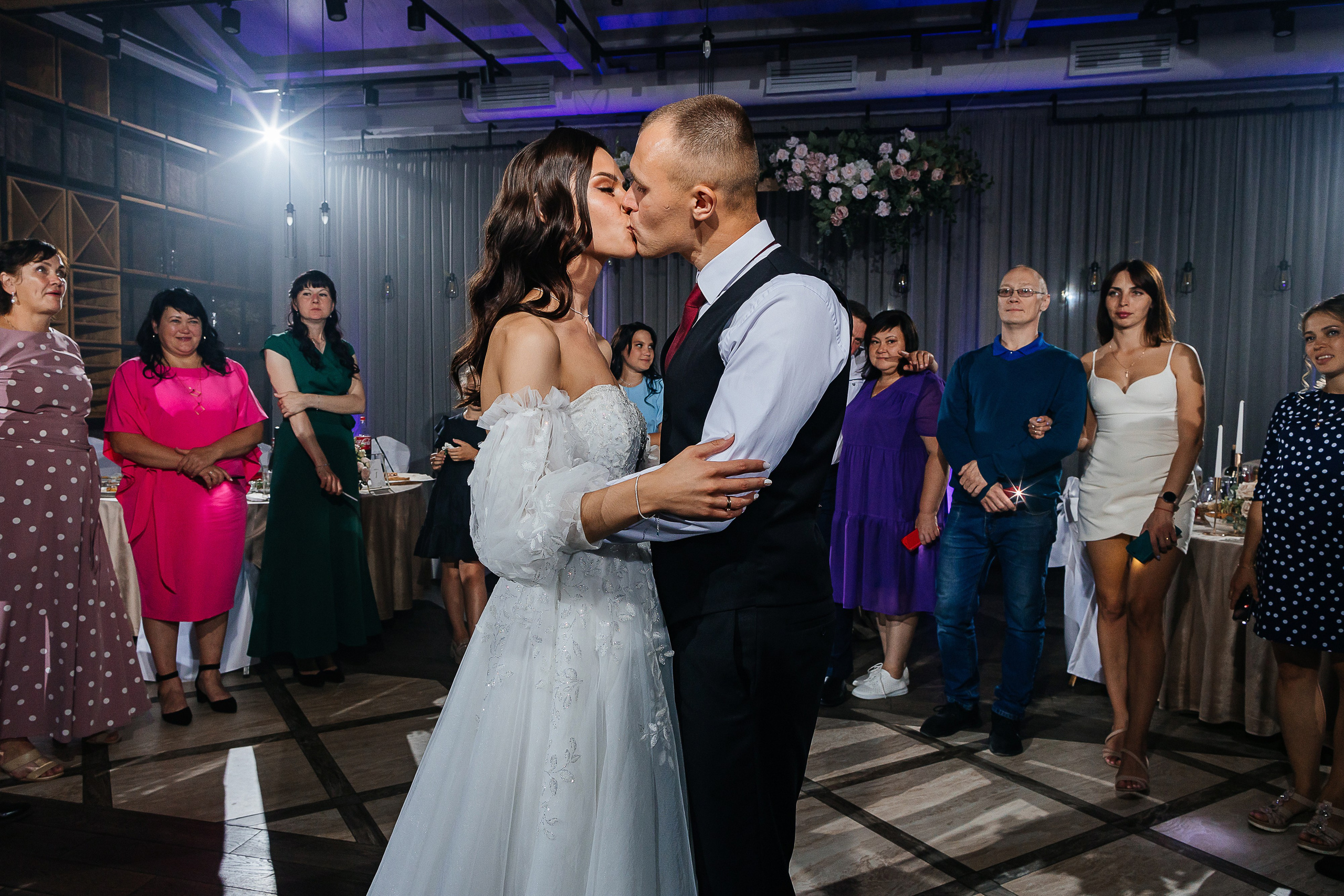 Волшебное утро невесты в номере отеля. Олег Сверчков | Свадебный фотограф Вологда