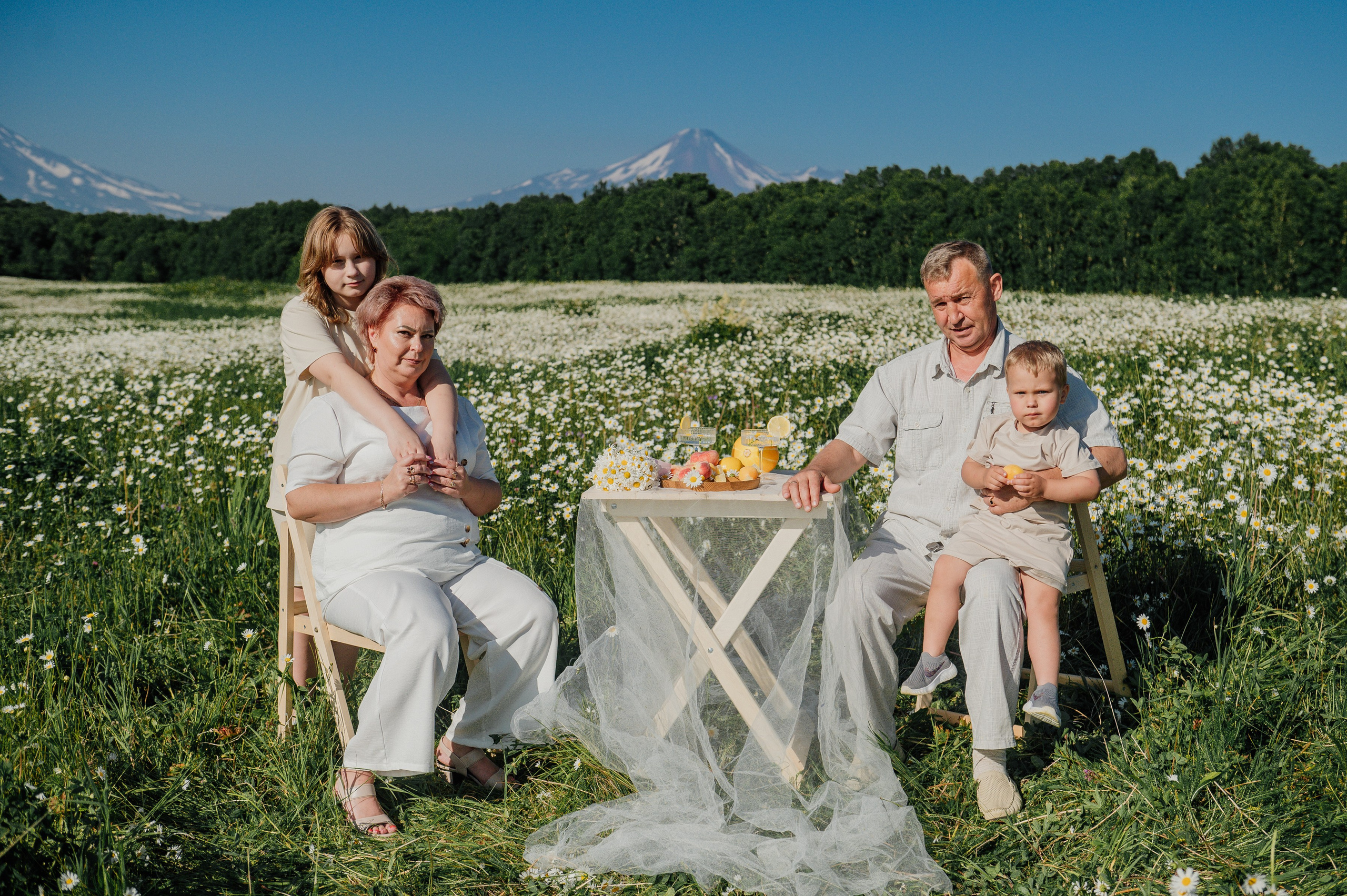 Большая семья в ромашках. Свадебный и семейный фотограф Камчатка. Фотограф Камчатка