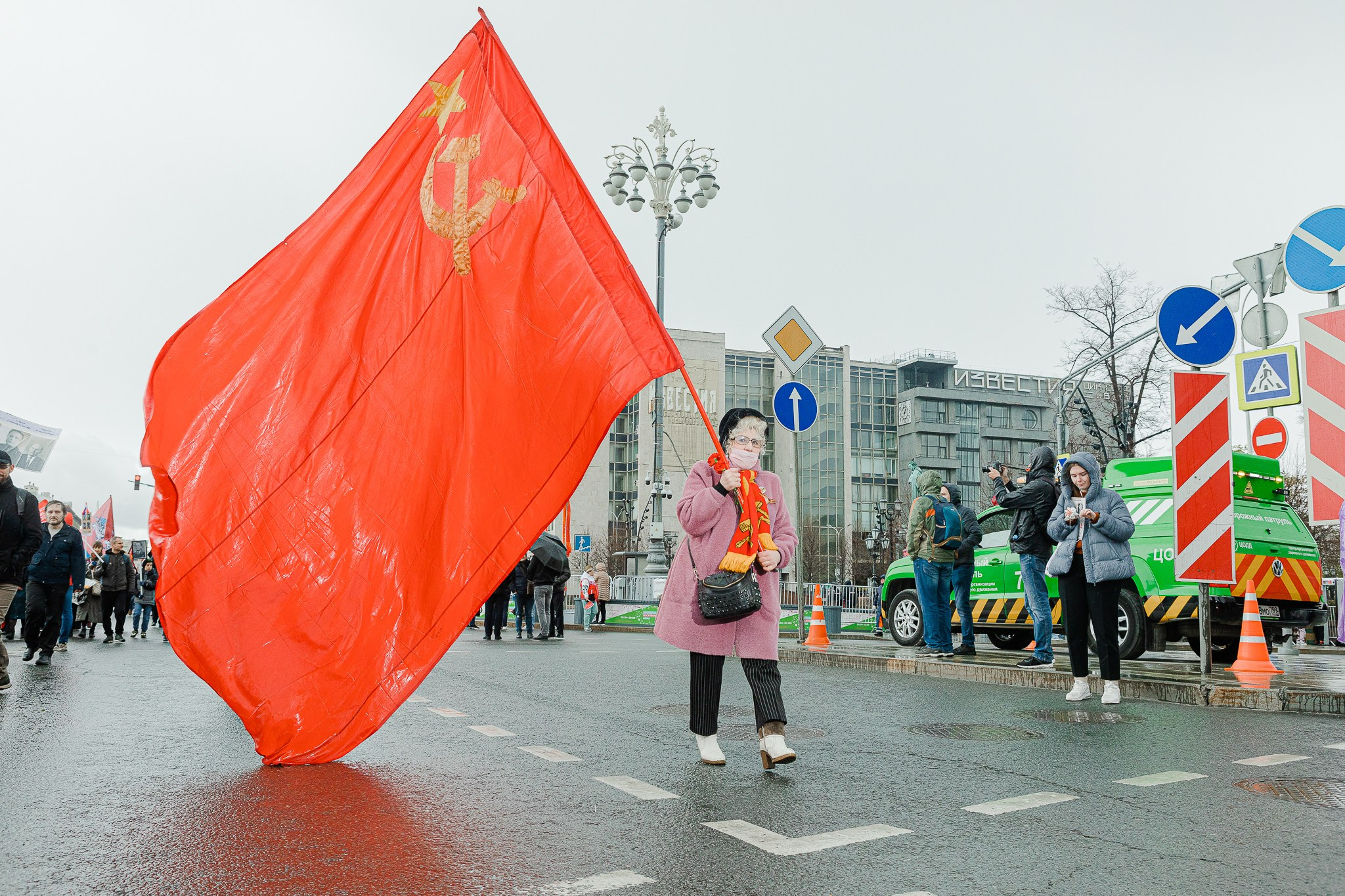 Бабушка с флагом - Бессмертный полк 2023