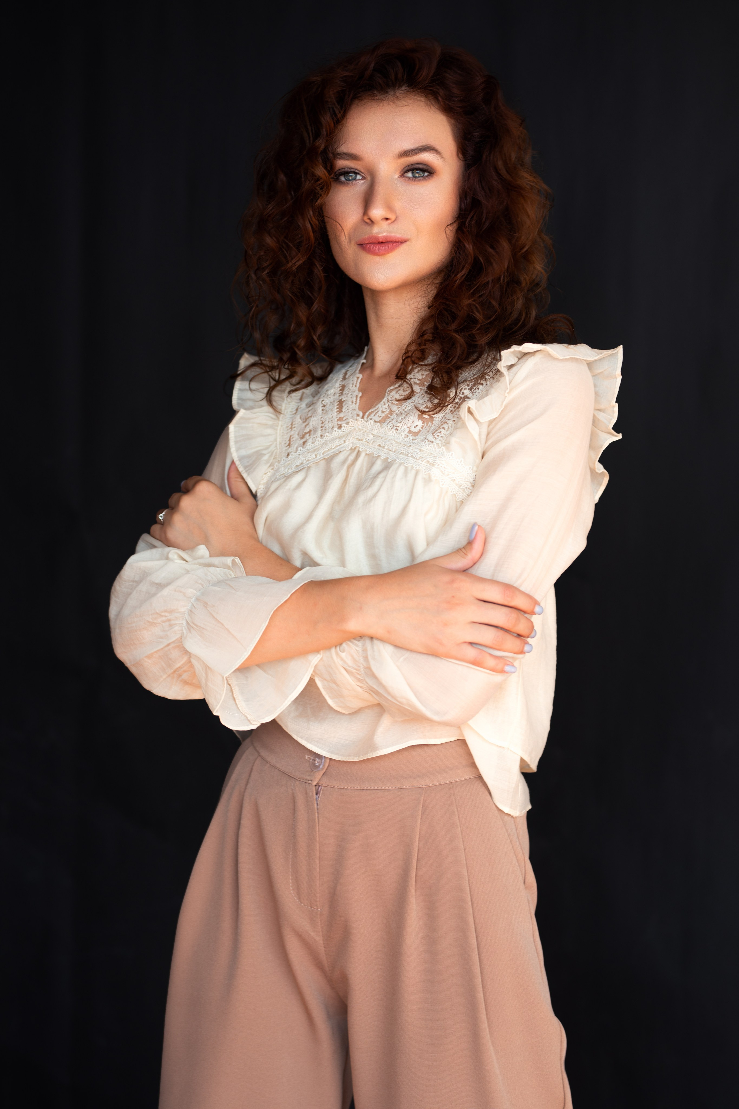 Фотосет с Анастасией в студии с минимальным интерьером в формате для «себя»