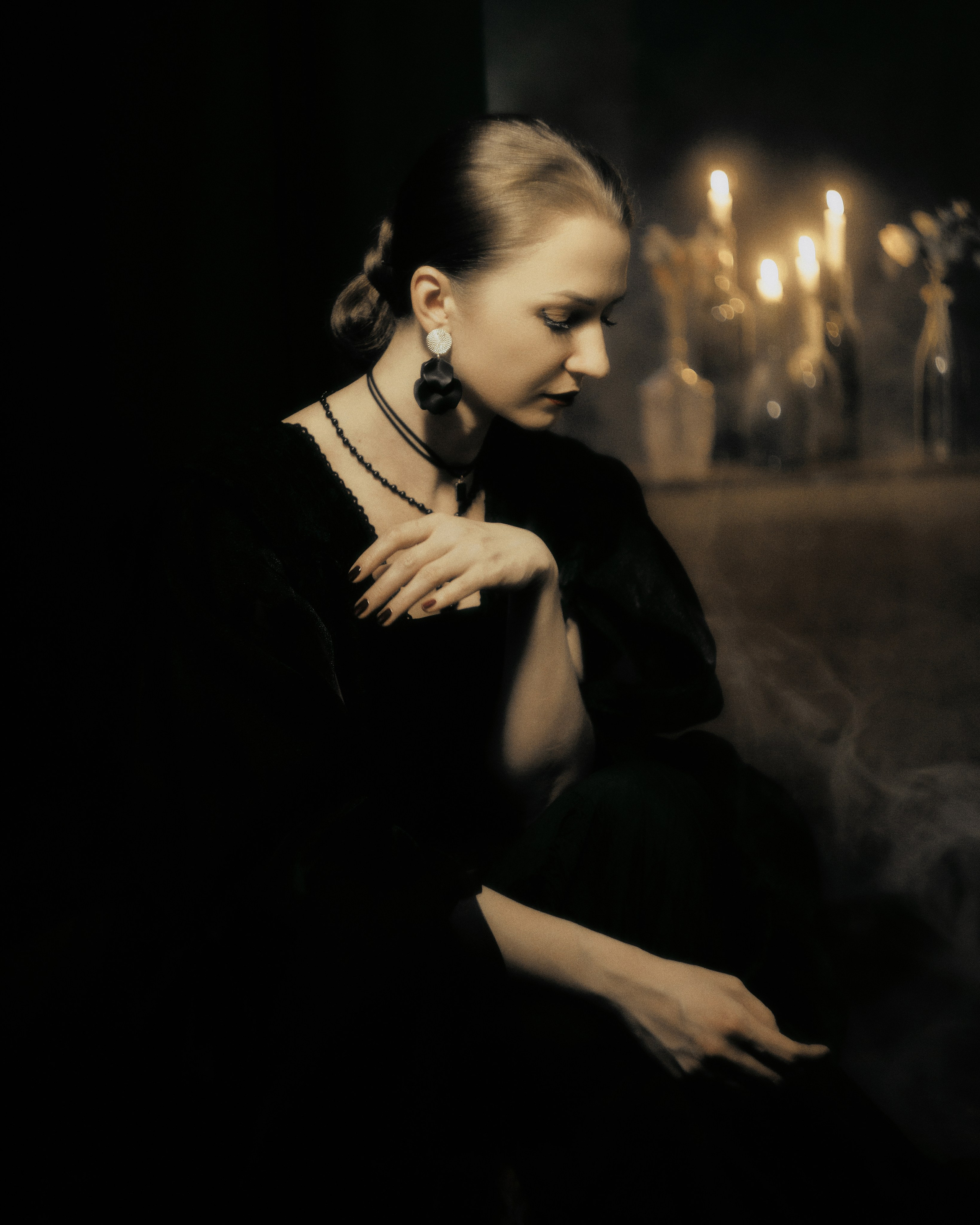 студийная авторская фотосессия в стиле живописи, женский портрет в чёрном платье у свечей и дыма, фотограф СПб