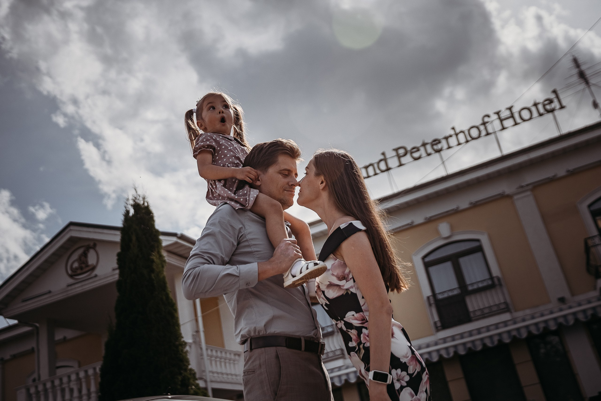 Алиса мама и папа на прогулке. Маша Гонтарь Семейный домашний репортажный фотограф в Санкт-Петербурге