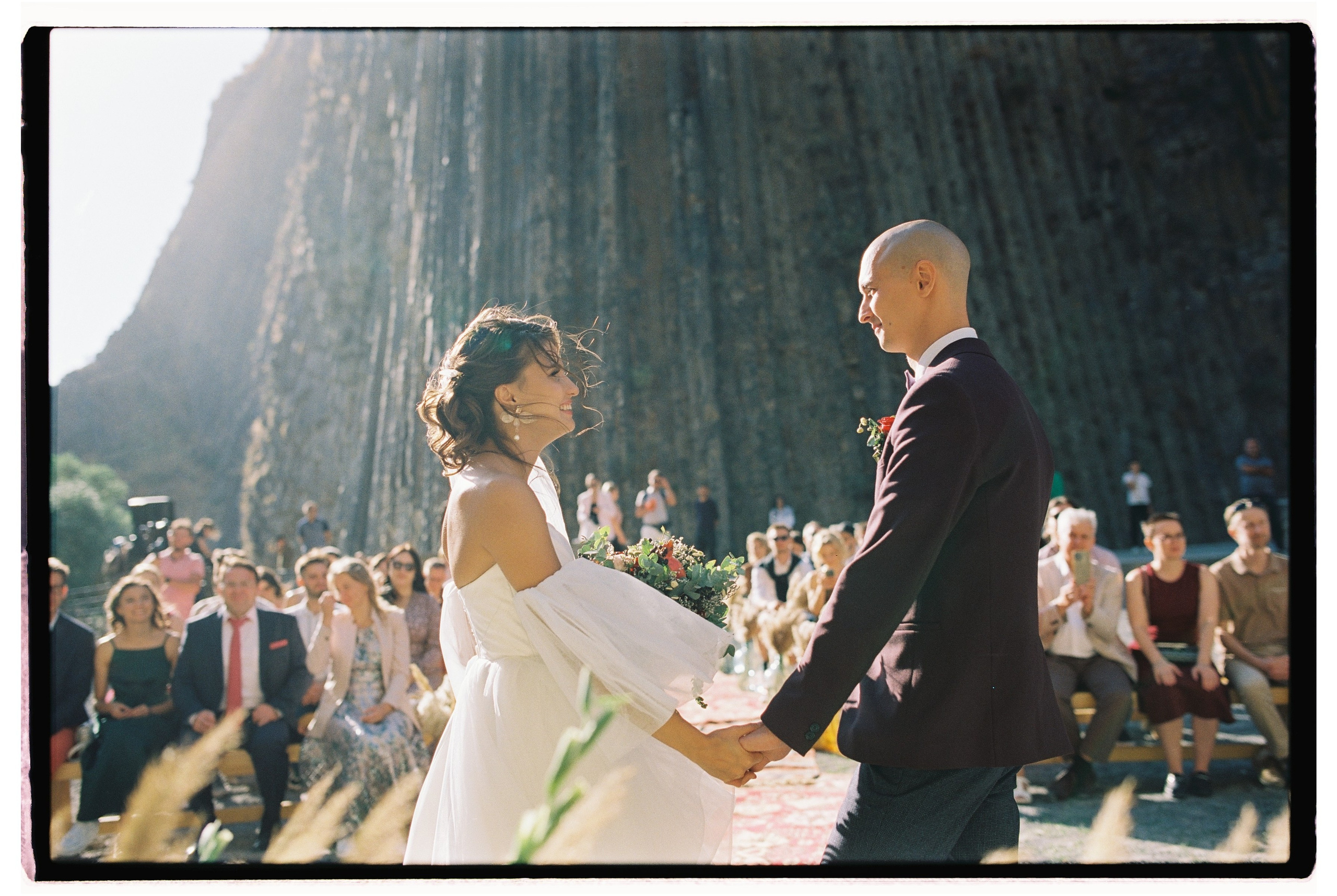 Трогательная свадебная вечеринка в горах Армении. Афина Ефимова. Свадебный фотограф Москва