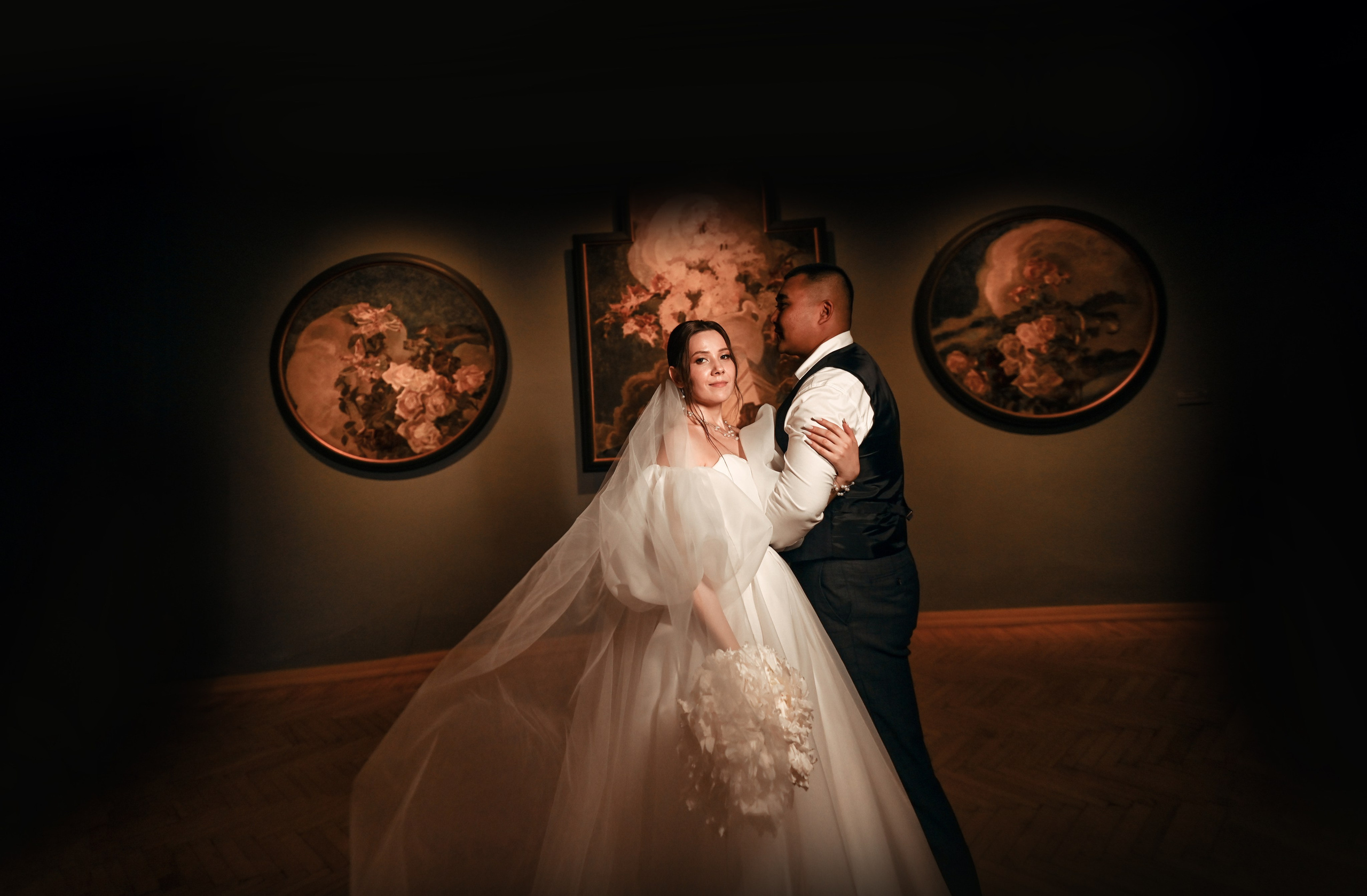 Небольшая свадебная серия в музее и прогулкой под дождем Эльмиры и Ризата. Свадебный, семейный, детский, контент фотограф в Омске Максим Ильин