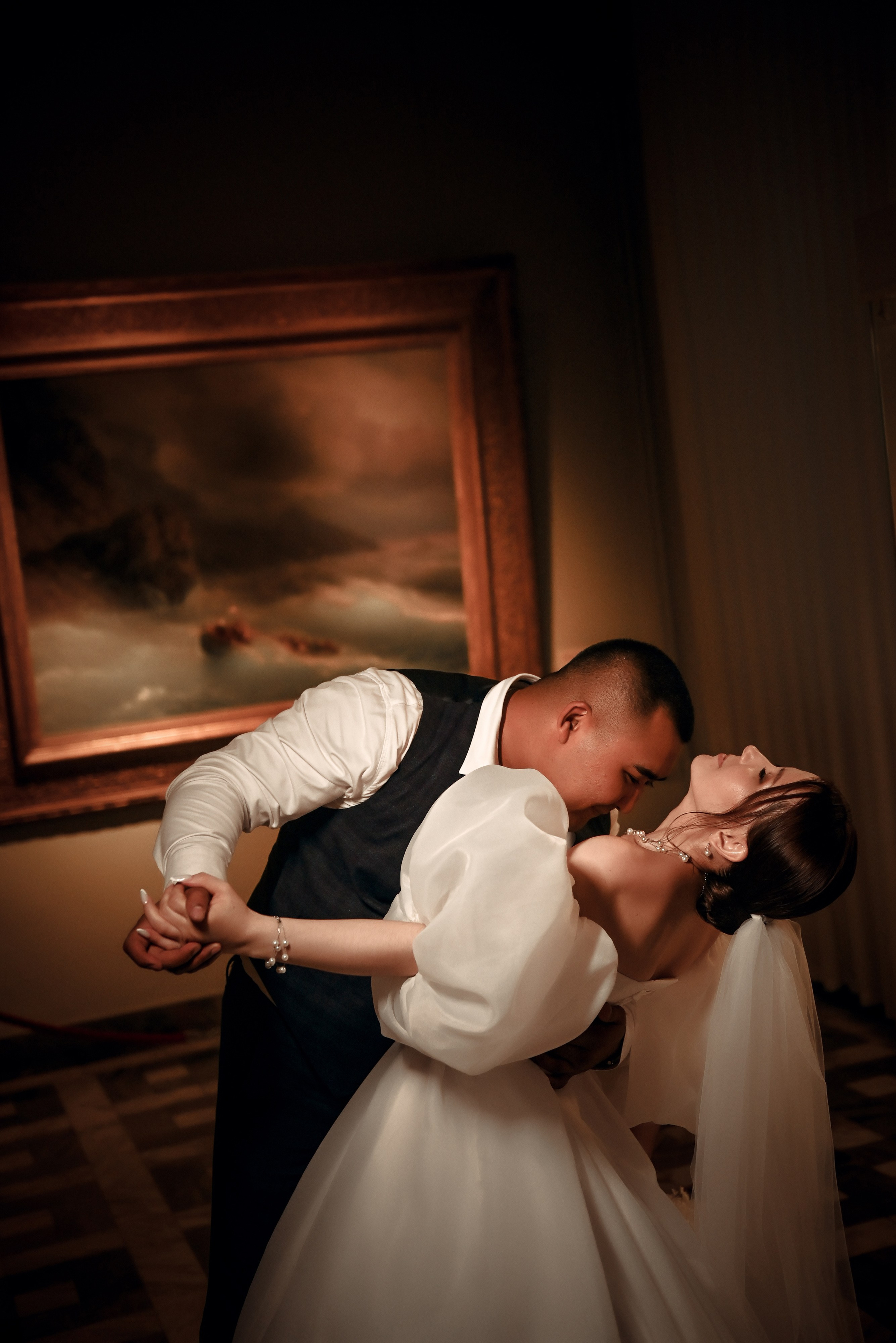 Небольшая свадебная серия в музее и прогулкой под дождем Эльмиры и Ризата. Свадебный, семейный, детский, контент фотограф в Омске Максим Ильин