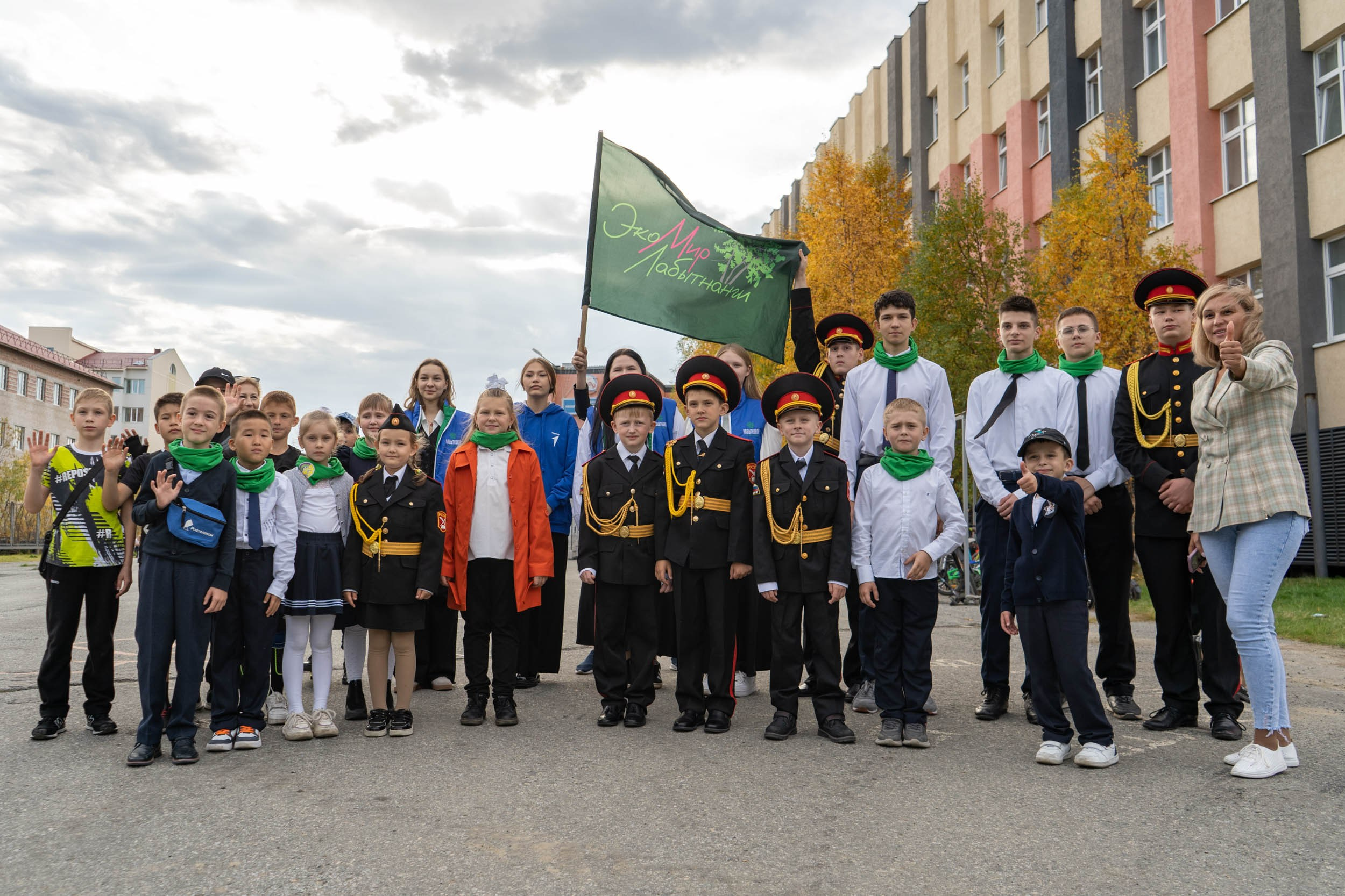 Высадка деревьев у школы. Фотограф Екатерина Зорина