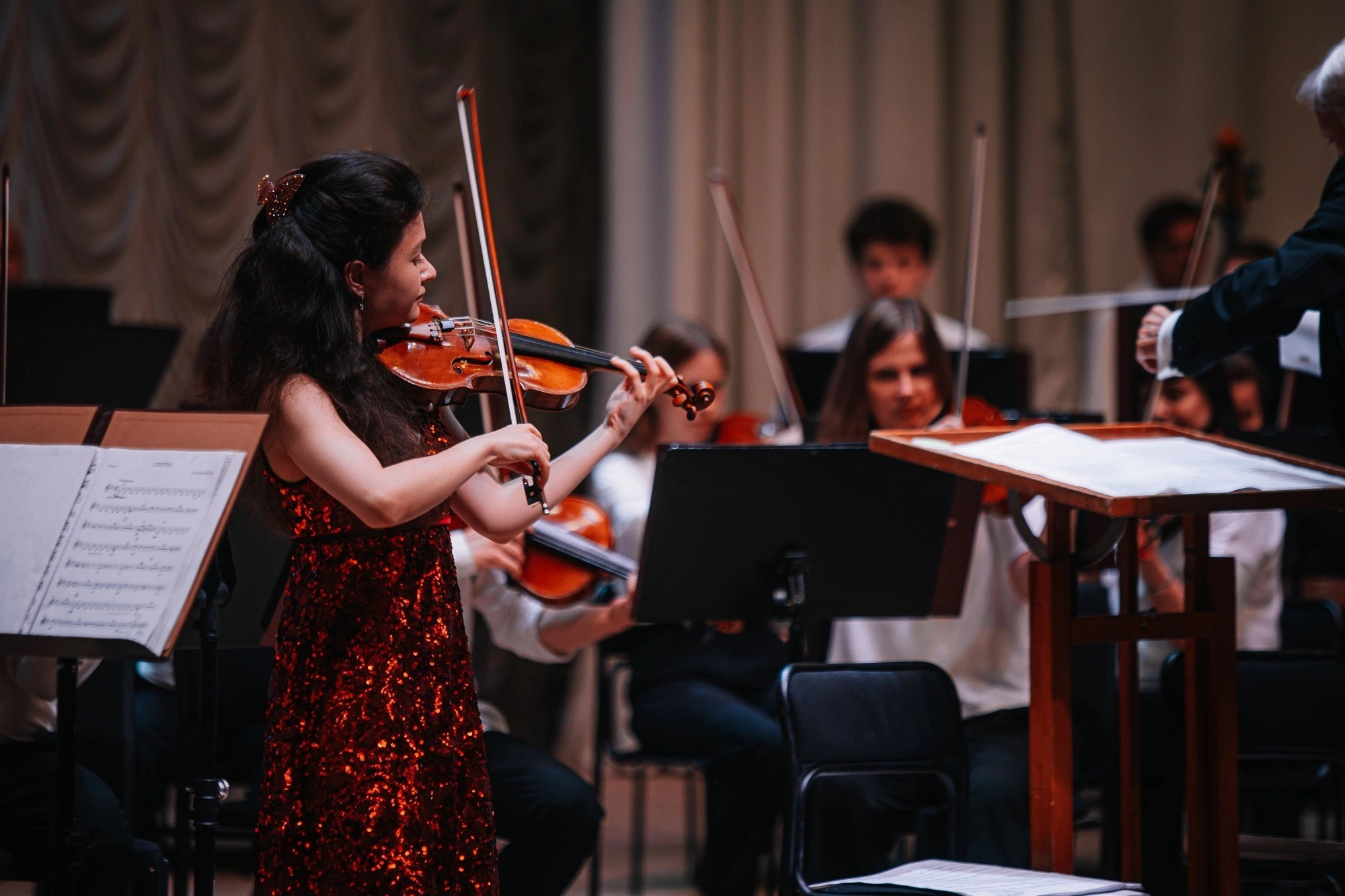 На сцене. Скрипачка Анна Савкина