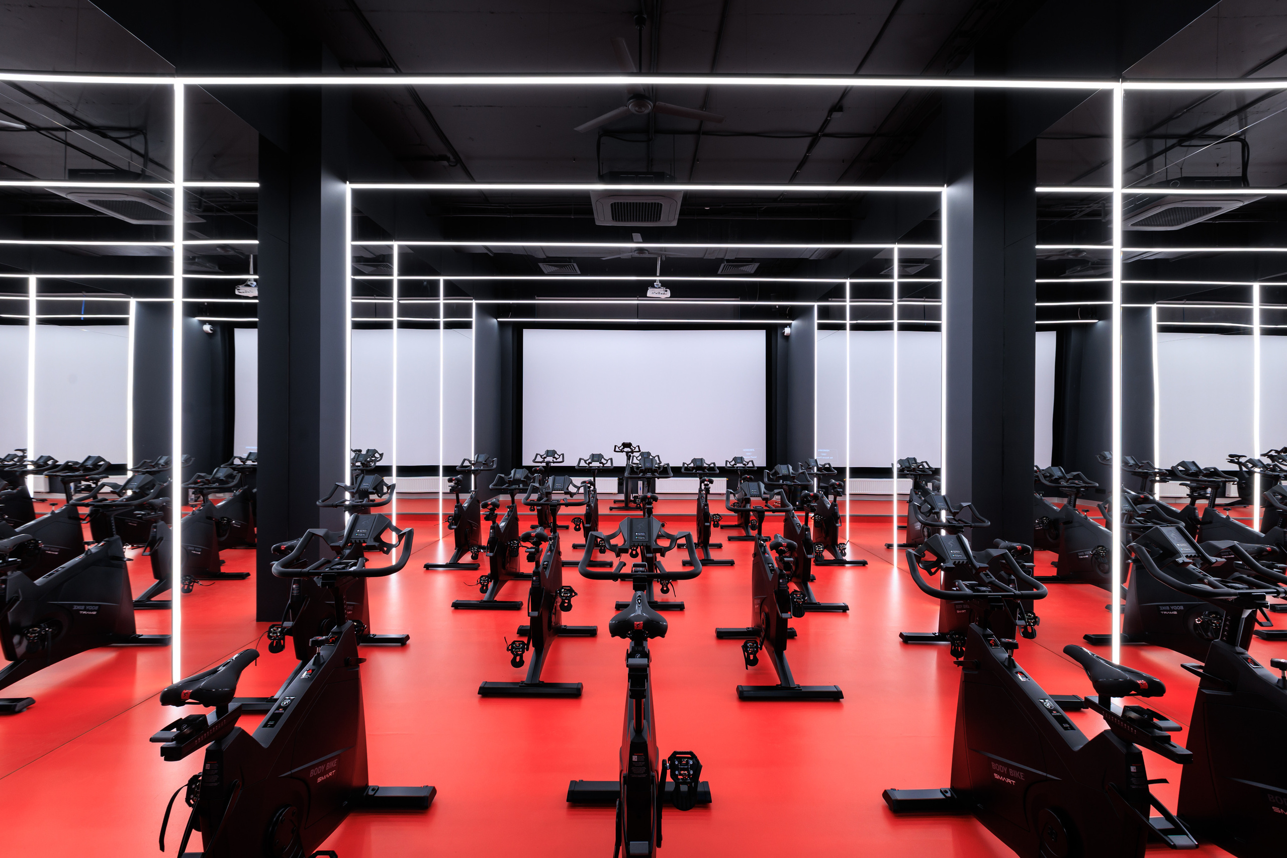 Фотограф для интерьерной съемки фитнес-клуба World Class Нагорный. Контент для бизнеса в Екатеринбурге Полдень Медиа