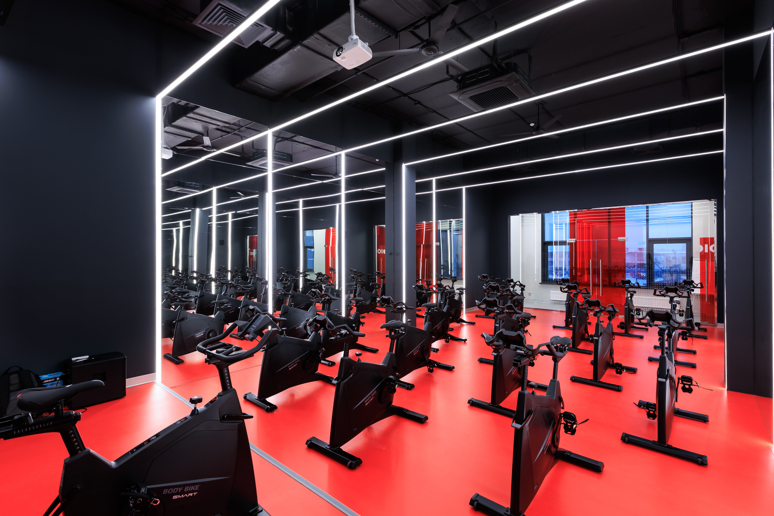 Фотограф для интерьерной съемки фитнес-клуба World Class Нагорный. Контент для бизнеса в Екатеринбурге Полдень Медиа