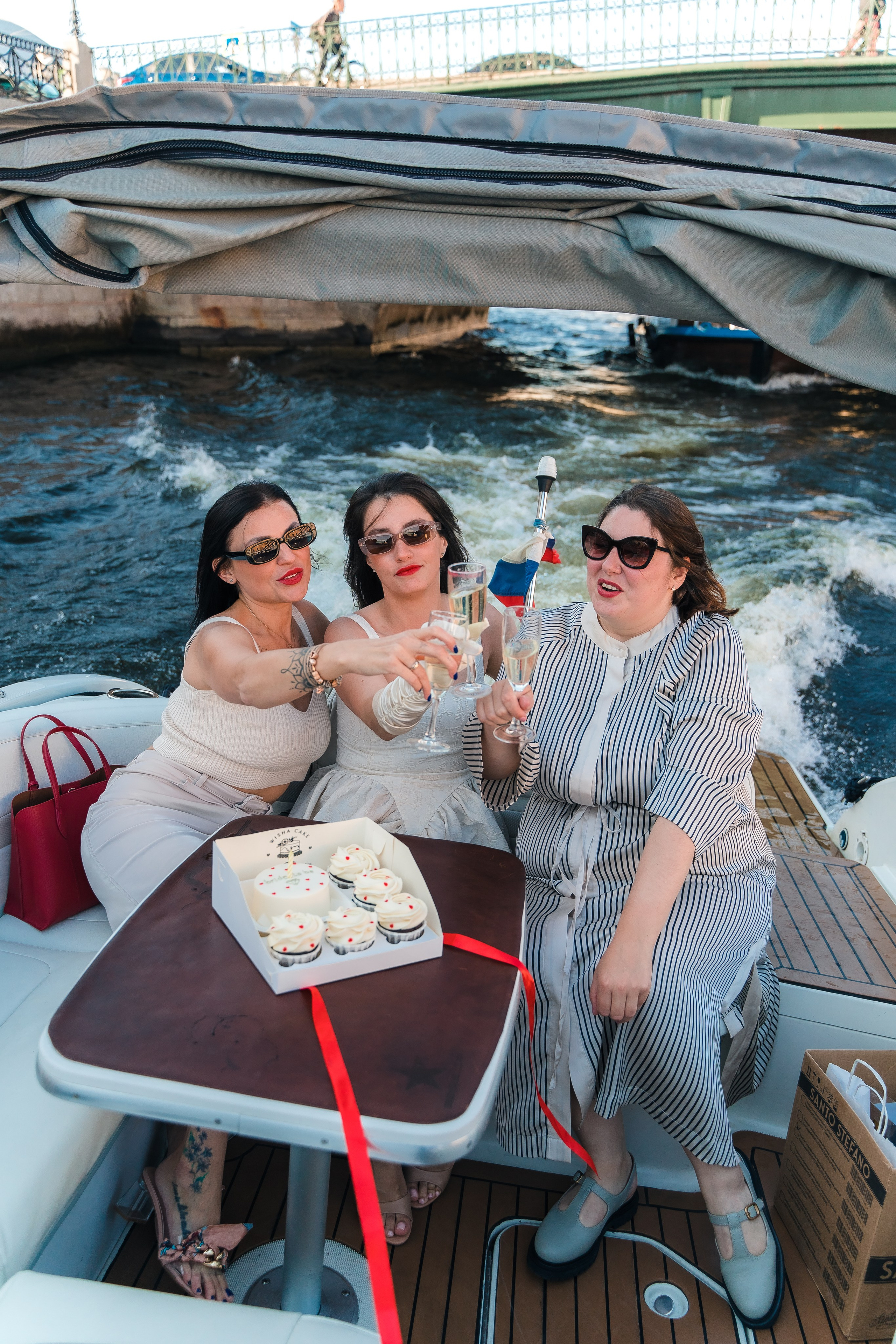 Фотосъемка девичника, встреча девушек, веселые женские портреты