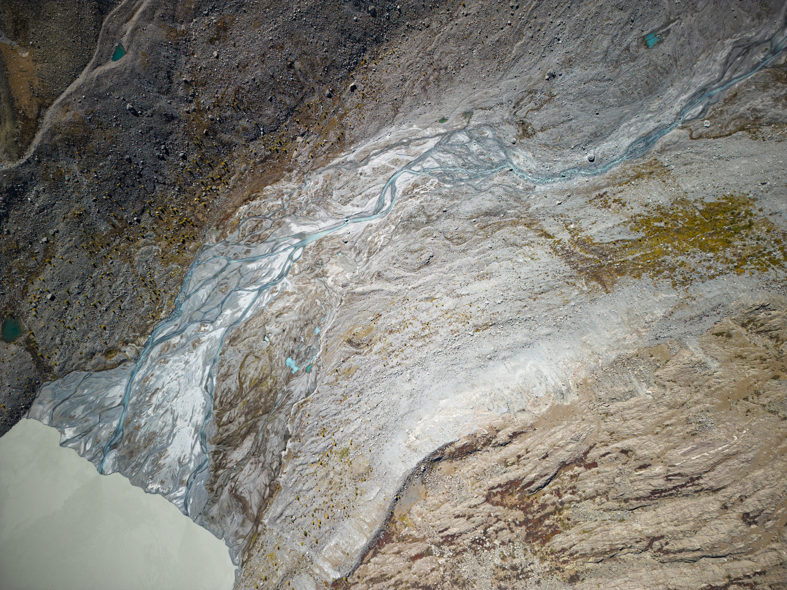 Бирюзовая река и ее рукава с дрона