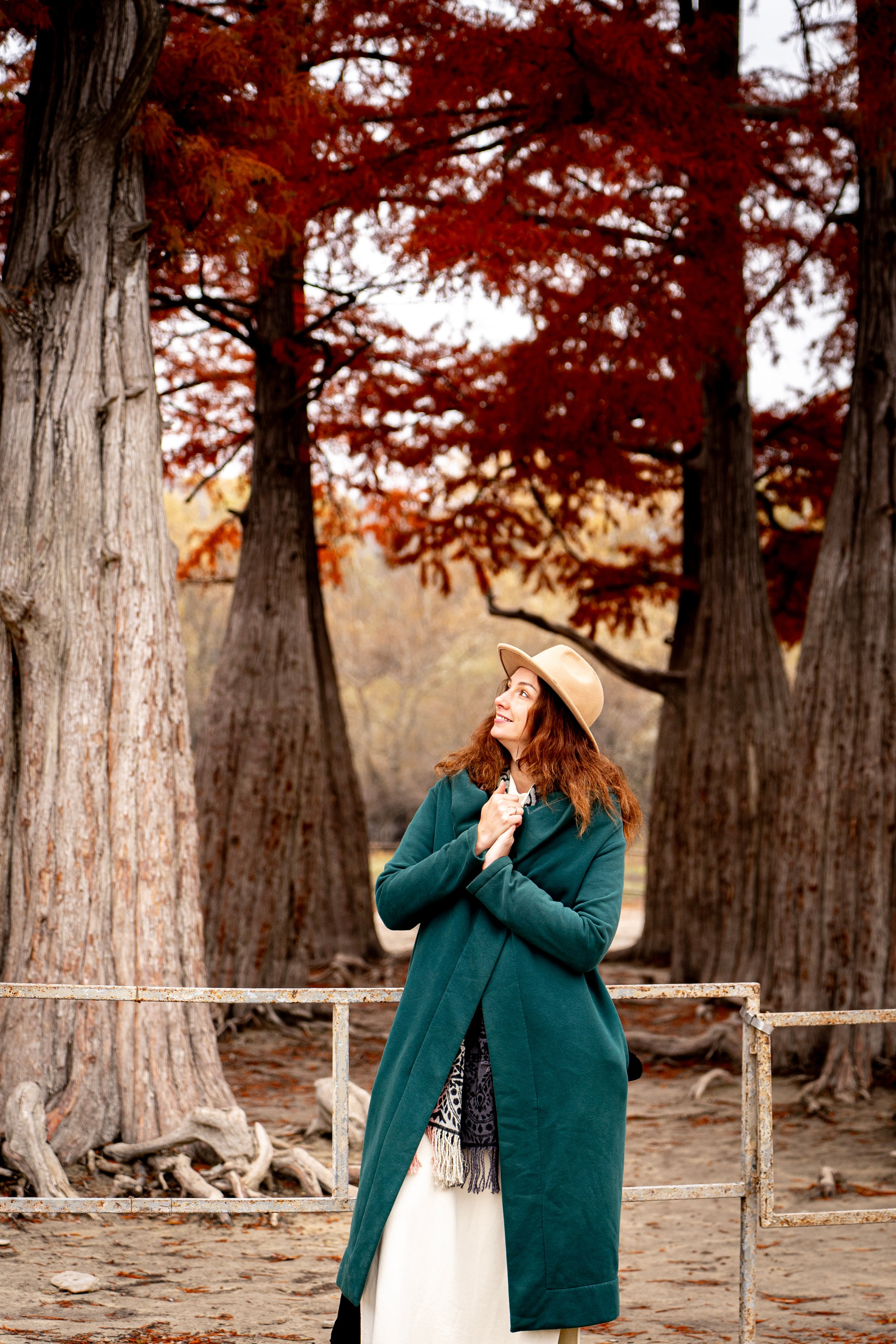 Осенняя фотосессия в Анапе — яркие кипарисы. Семейный и детский фотограф Екатерина Черняева. Снимаю портреты, love story, фотопрогулки, работаю на улице, в кафе, студии, дома у клиента