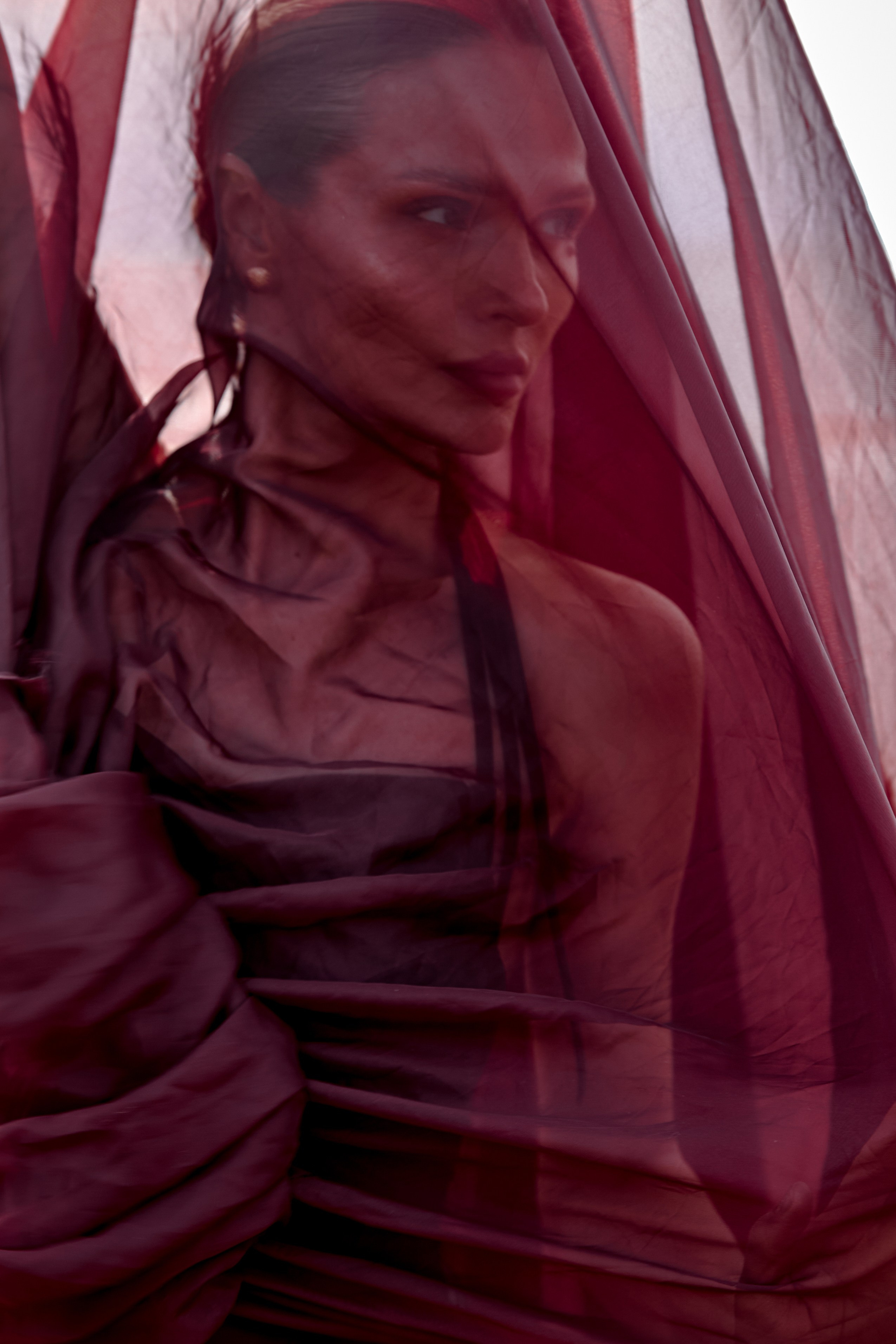 портрет женщины в бордовой ткани в стиле фэшн