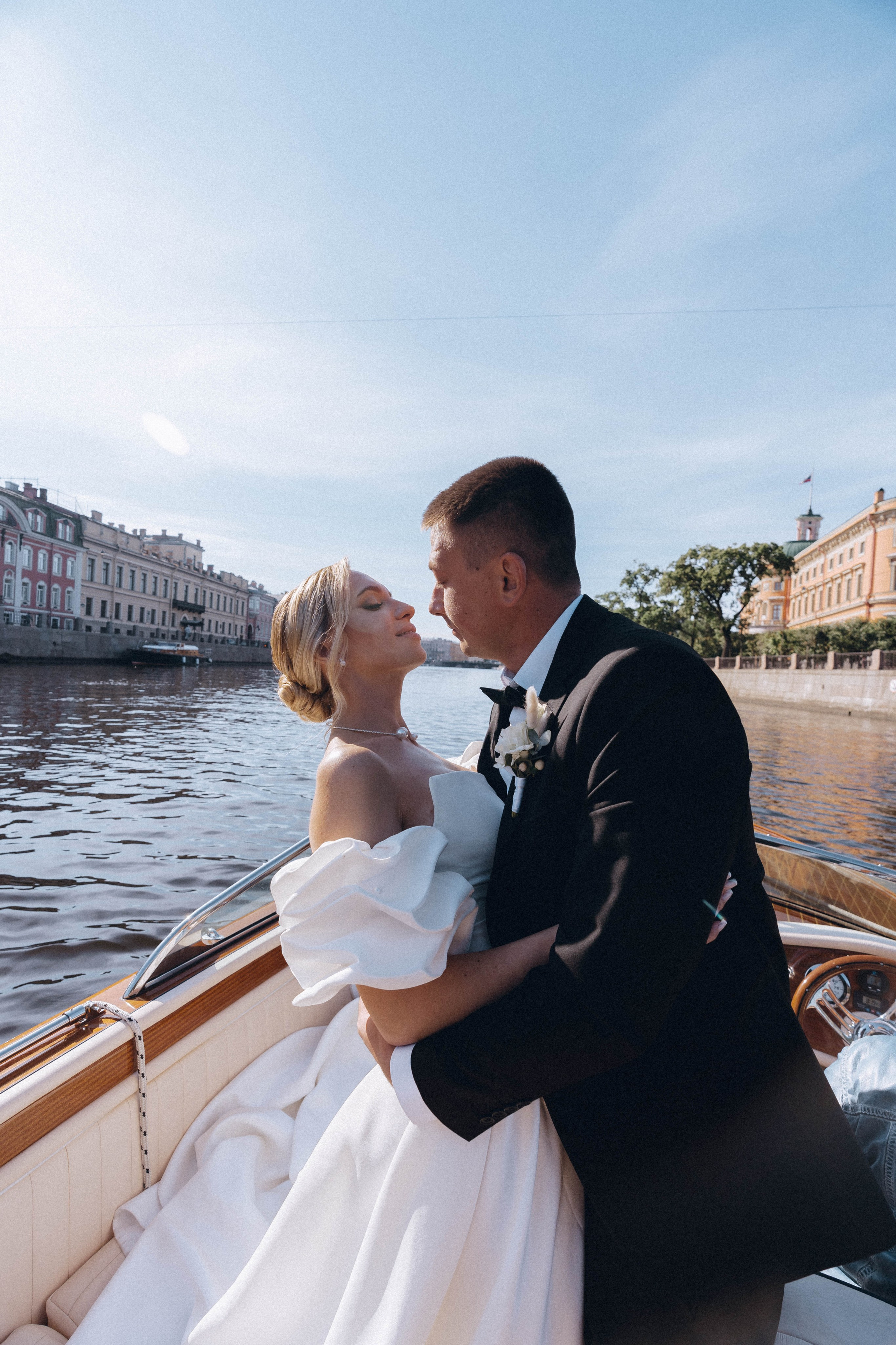СВАДЕНБНАЯ СЬЕМКА НА КАТЕРЕ ПО КАНАЛАМ САНКТ-ПЕТЕРБУРГА И В АКВАТОРИИ НЕВЫ. Профессиональный фотограф, Санкт-Петербург — Виктория Богомолова