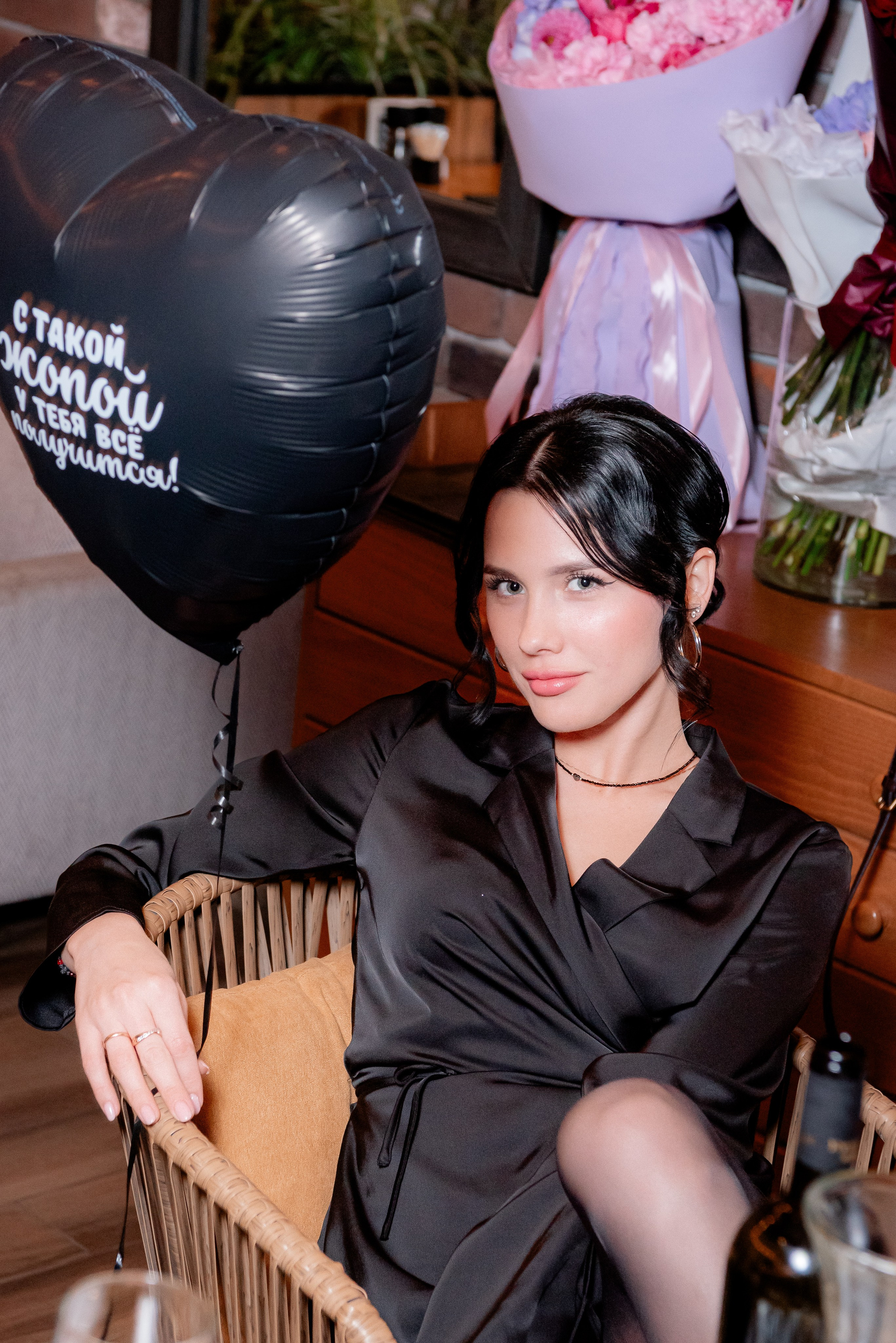 Шикарная девушка в чёрном и её чёрный шарик с подколом