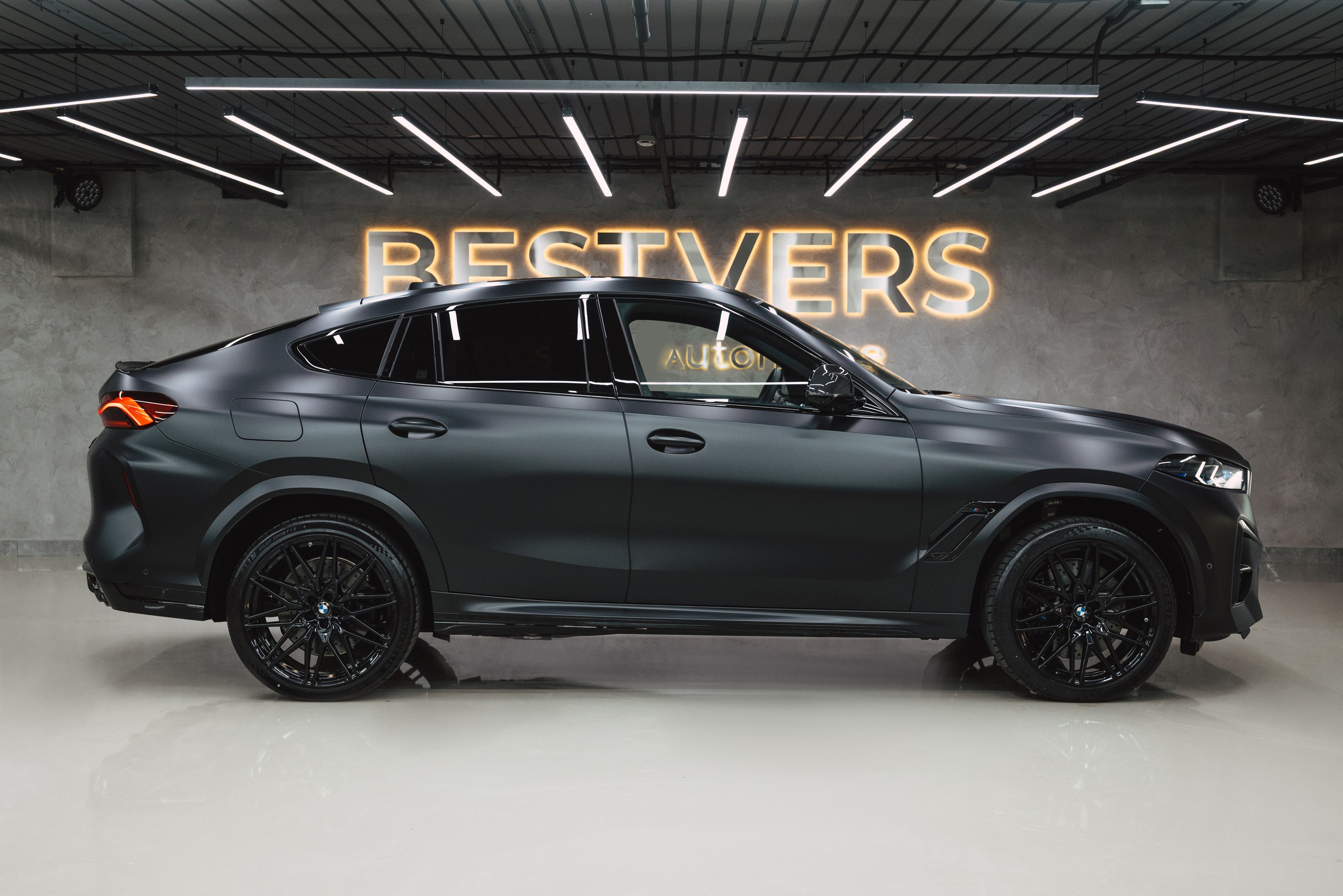 BMW X6M матовый. DeLorein