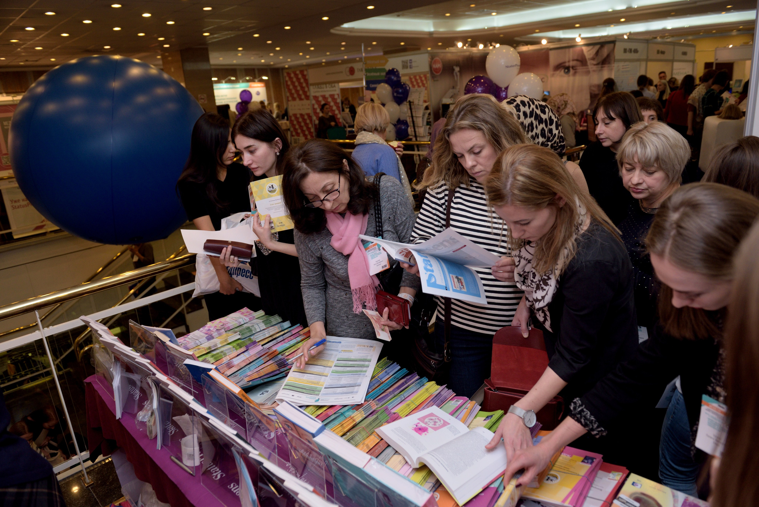 "Доктора выбирают книги на конференции акушеров и гинекологов в Москве".
