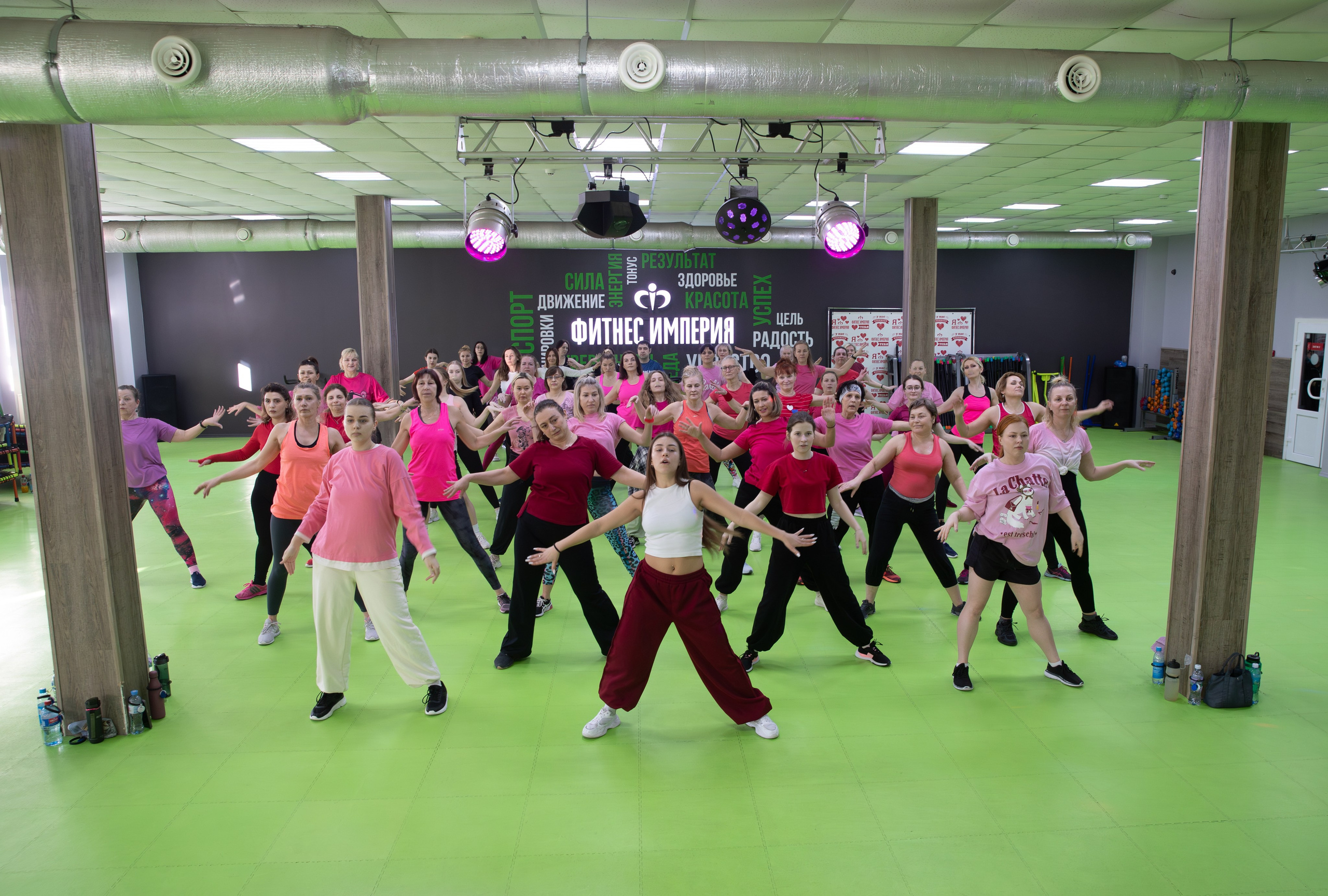 В красных футболках. Портретный фотограф Денис Милютин