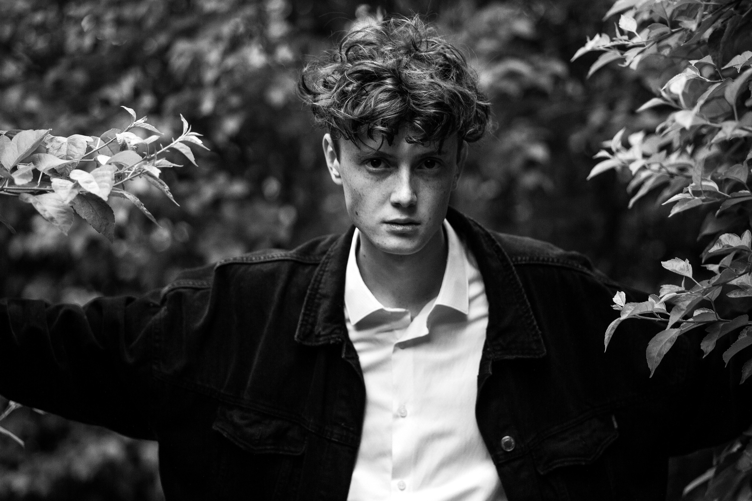 Тимур Модельные тесты — уличная прогулка ВДНХ. Портретный Студийный и уличный фотограф Москва. Индивидуальные, Семейные, Беременность, Будуар, Каталог, контент съемки для блога и бизнеса