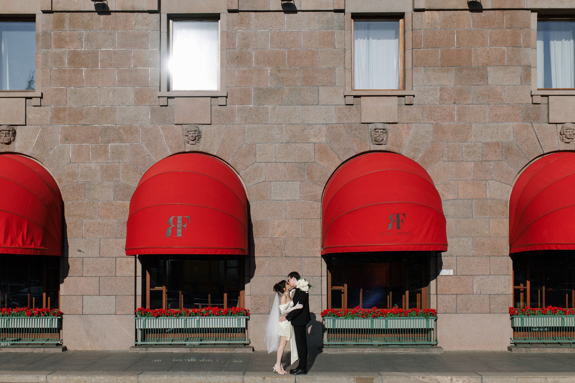 Свадебная фотосессия на Исаакиевской площади. Свадебный фотограф СПБ