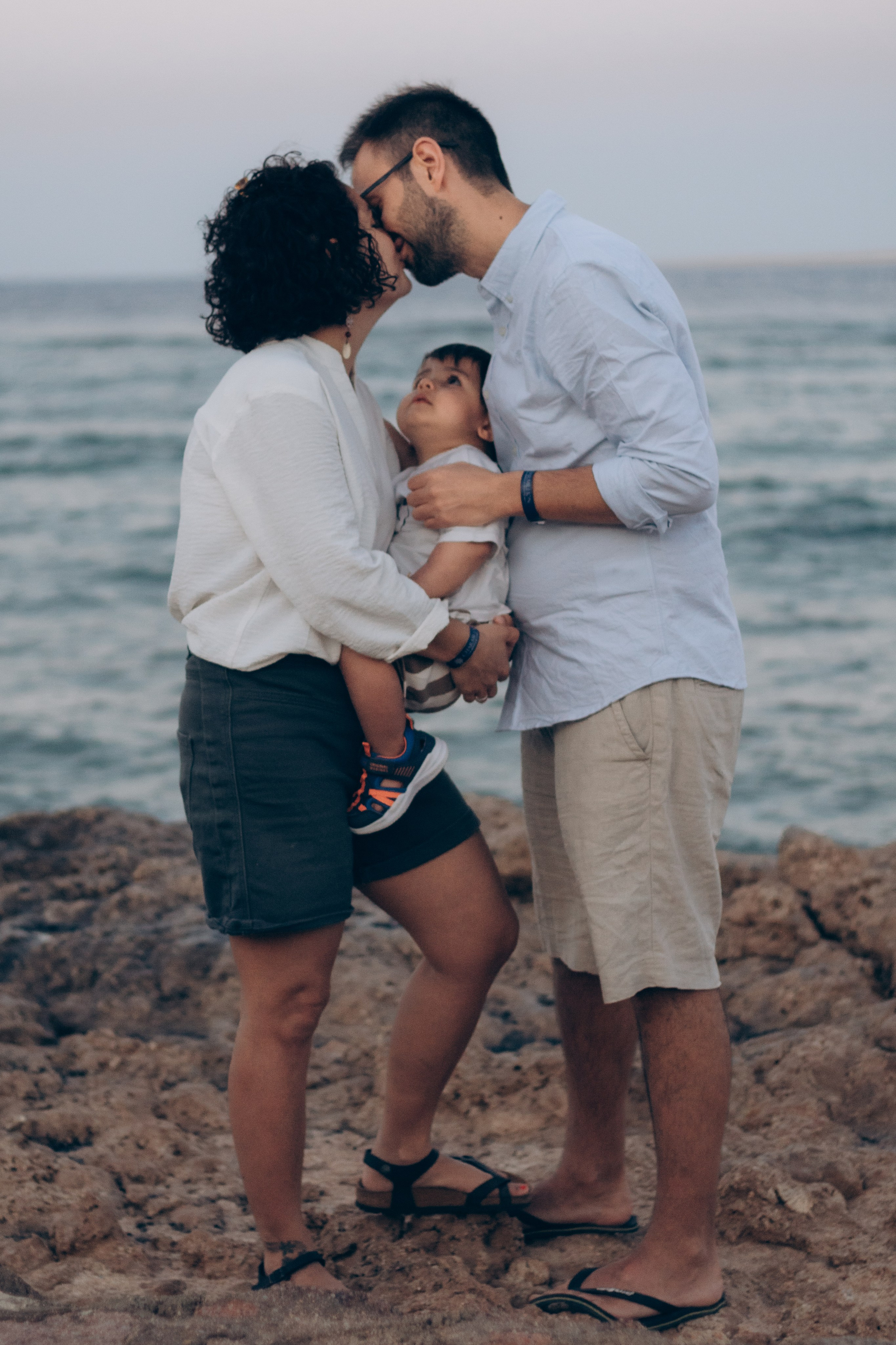 Семейная фотосессия на берегу моря