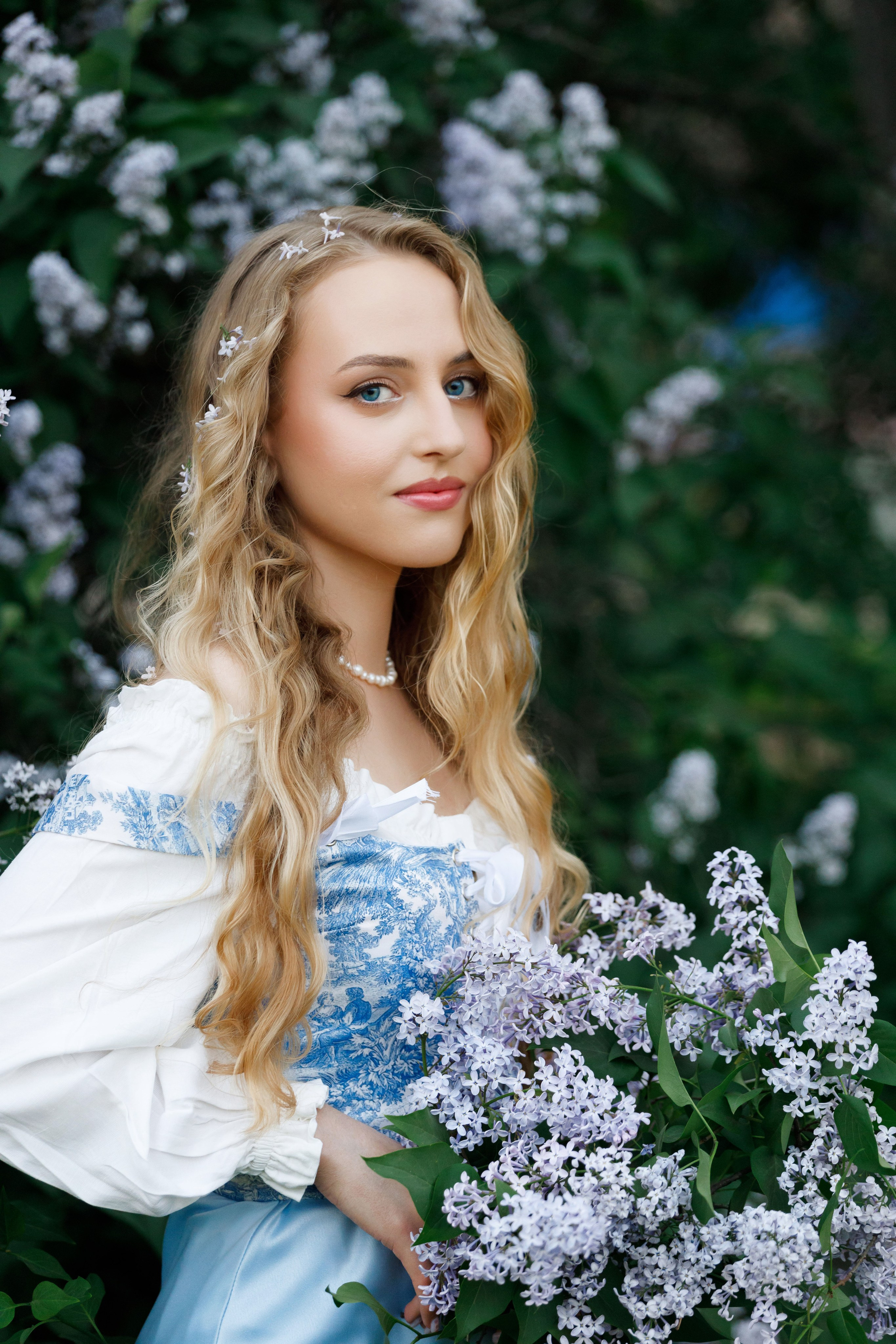 Фотосъемка в цветущей сирени. Модель Ангелина. Фотограф Яков Поспехов