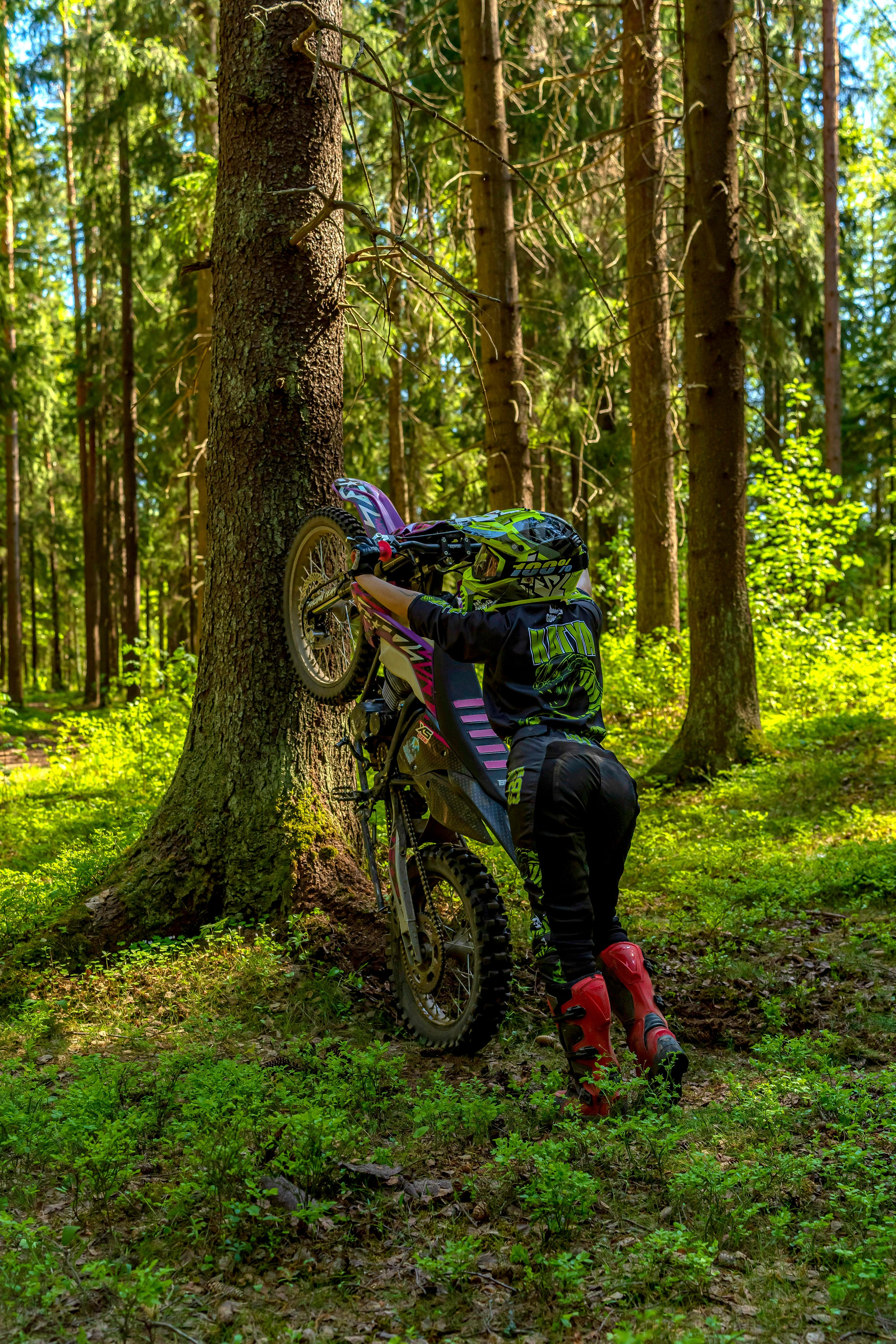 Катя Ли. Графический дизайнер Илья Левченко