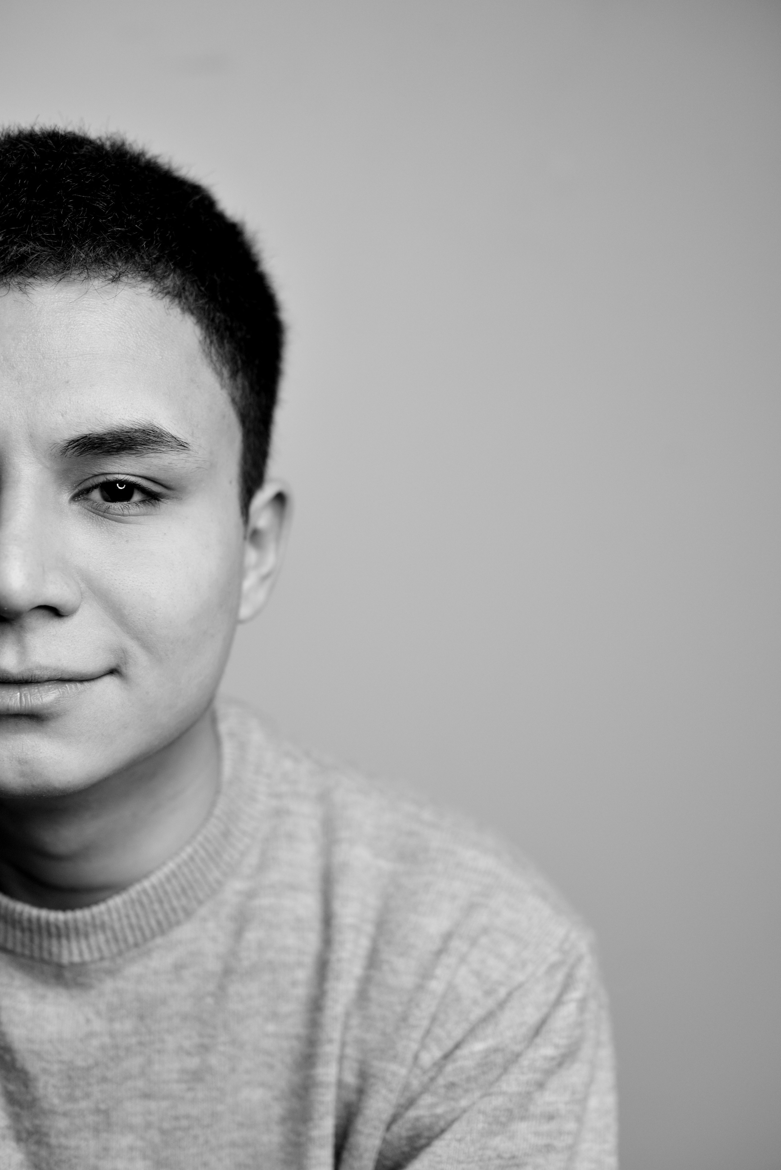 Половина лица молодого мужины в черно-белом стиле.