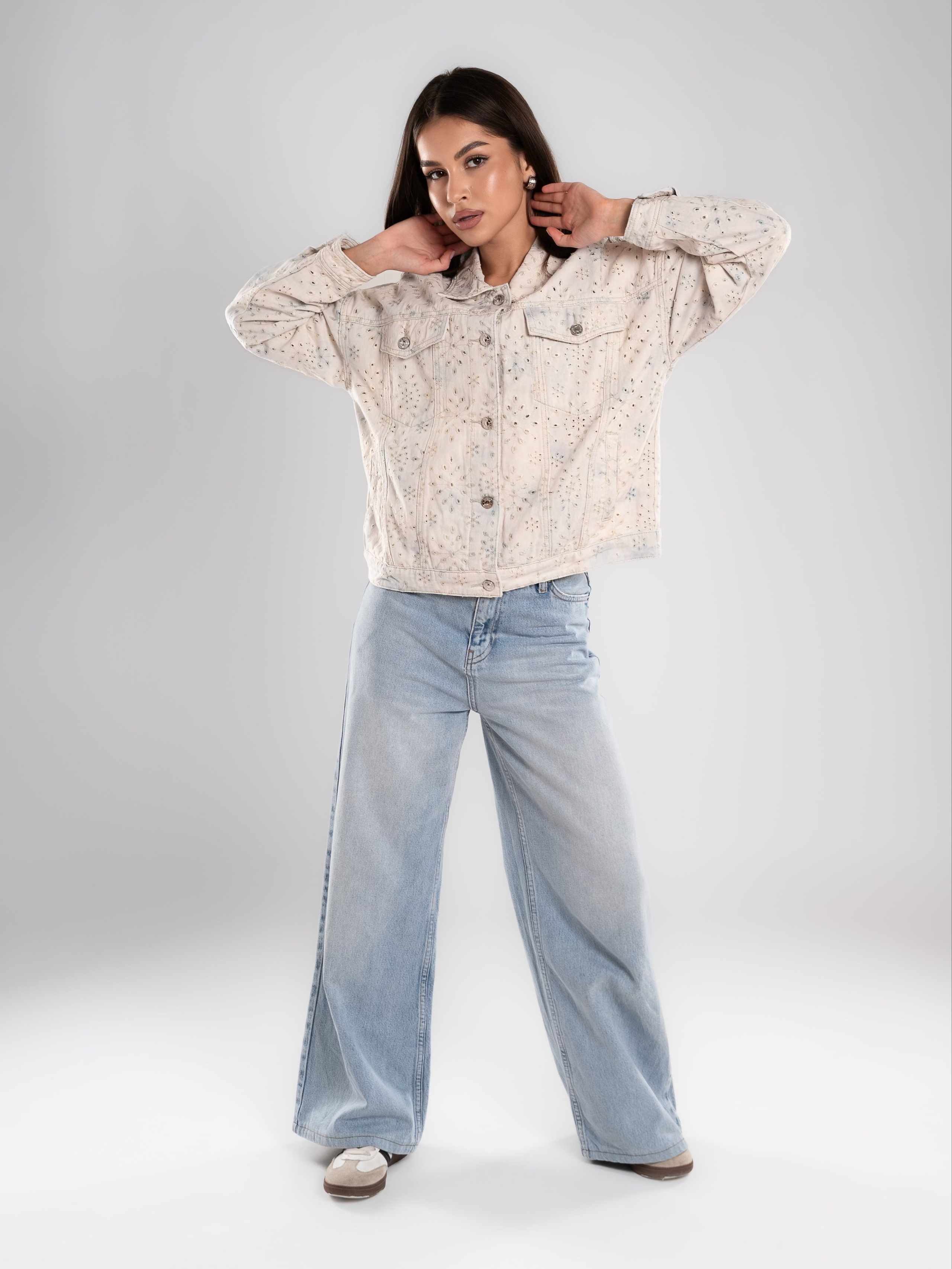 Джинсовые куртки на 2х моделях. Предметный фотограф, фото для маркетплейсов Пятигорск, КМВ