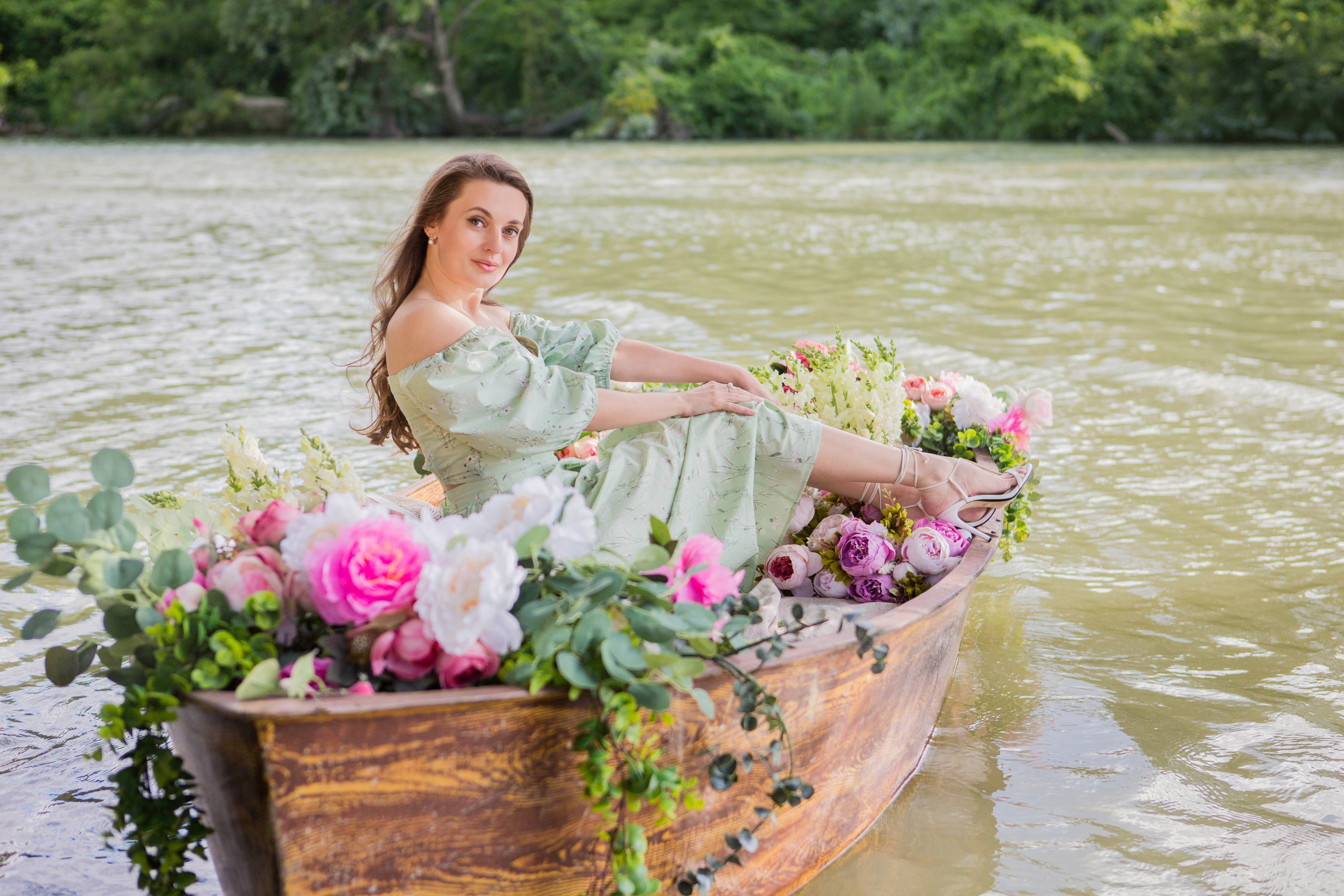 Лодка с пионами. Свадебный семейный и детский фотограф в Краснодаре Карина Федоровская