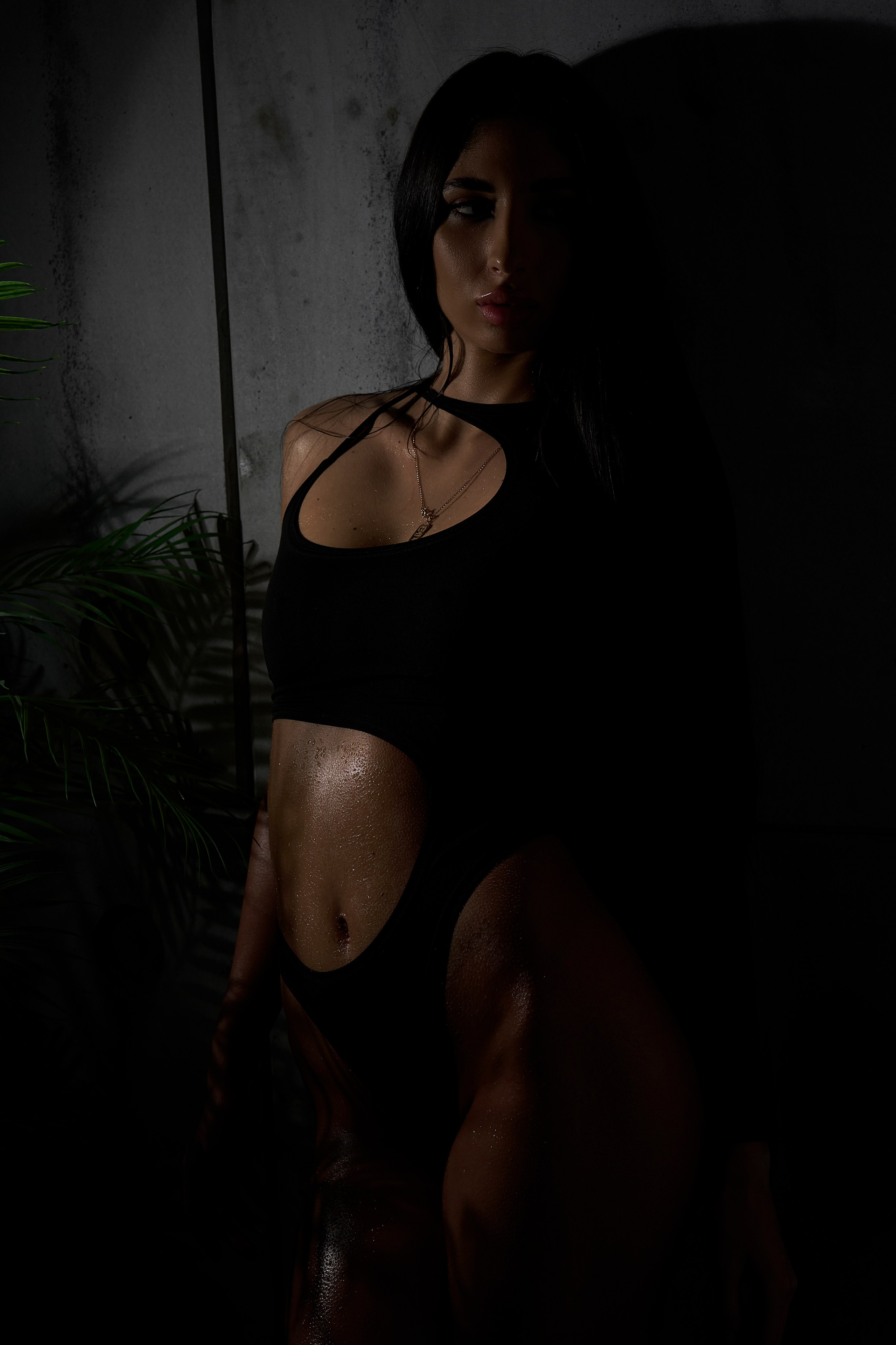 Фотосессия ню в Москве: женская фигура с прямым взглядом, чёрный бодибоди, атмосфера доверия и внутренней тишины