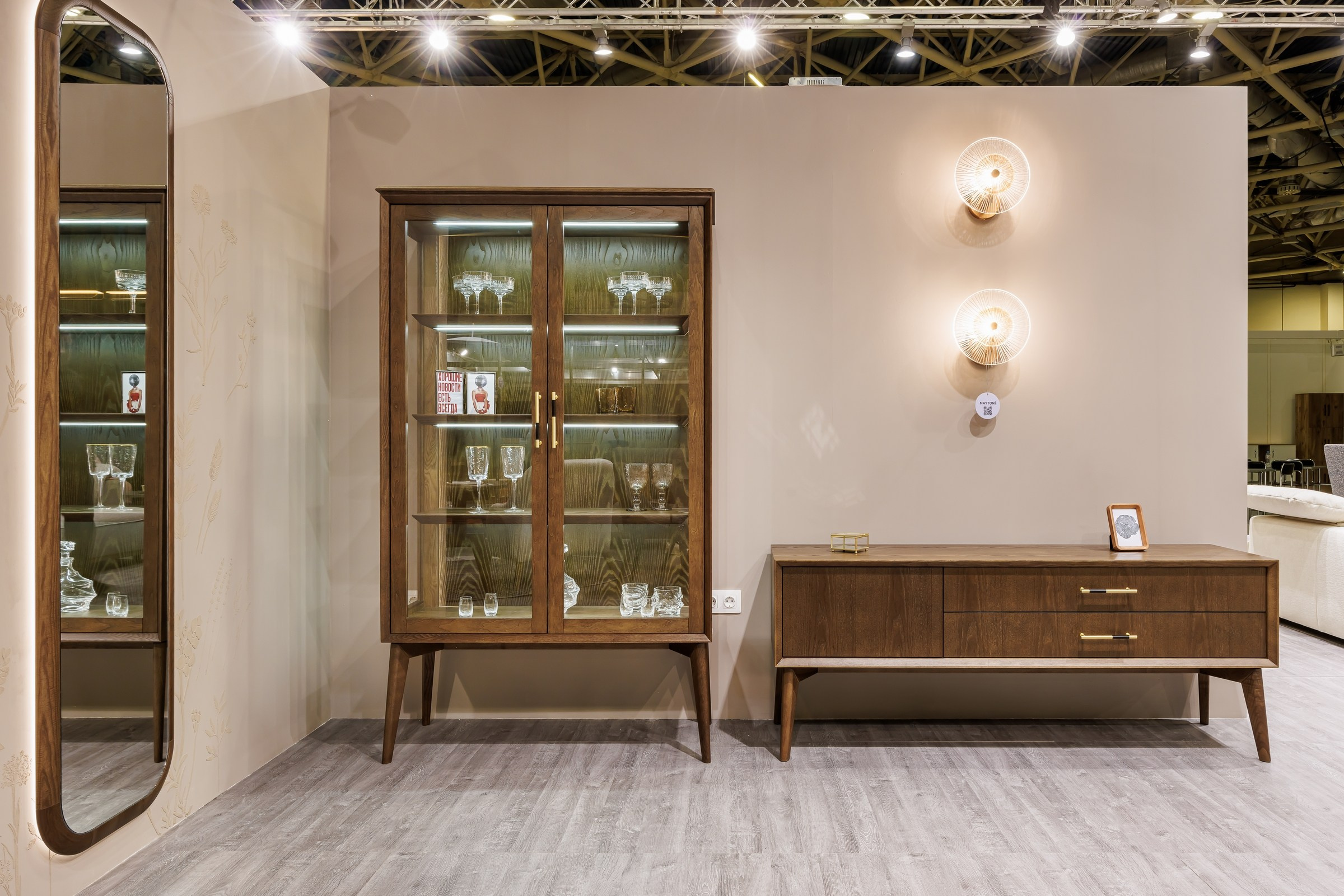 Работа большого стенда мебельной фабрики Evanty. Фотограф на выставку в Москве