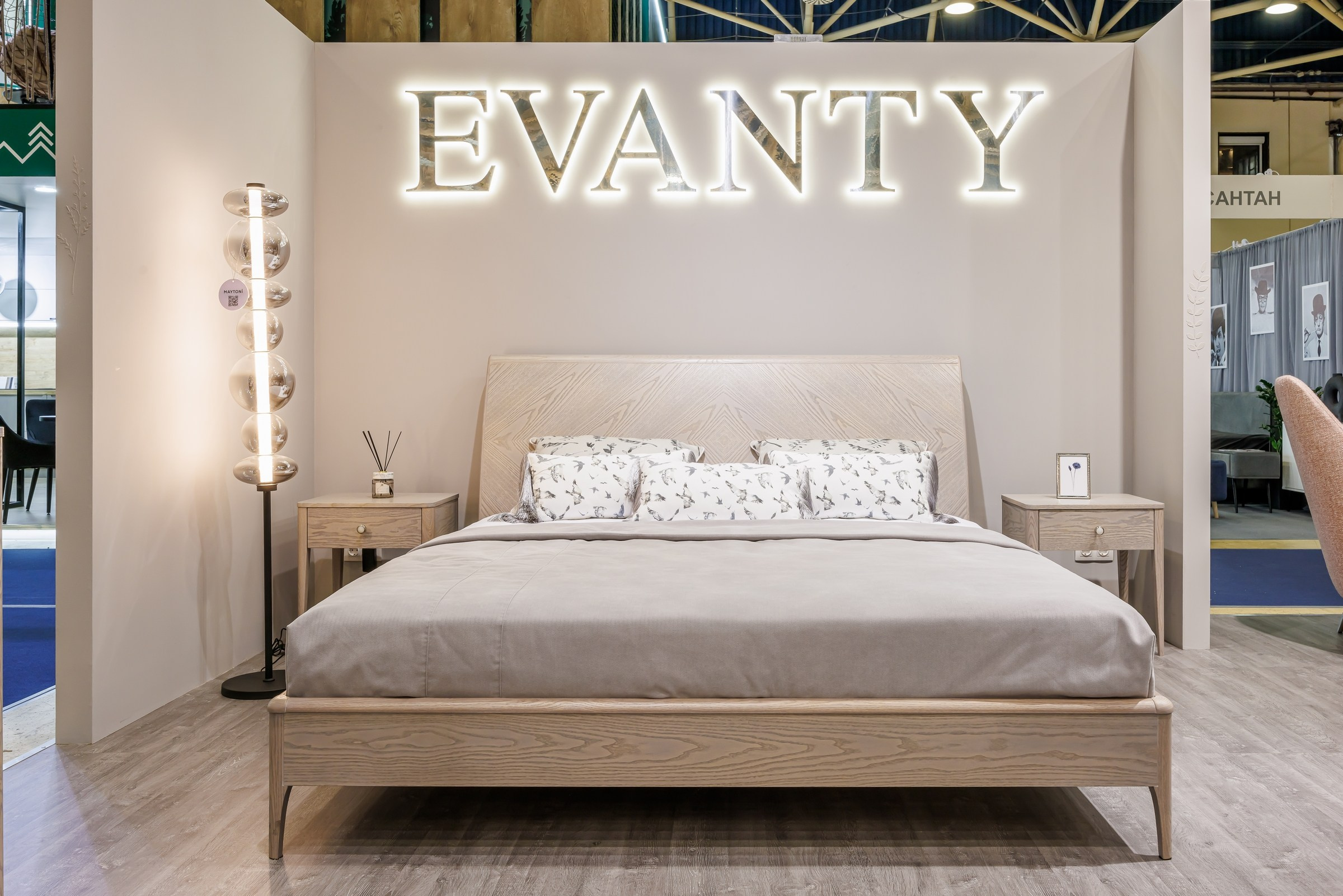 Работа большого стенда мебельной фабрики Evanty. Фотограф на выставку в Москве