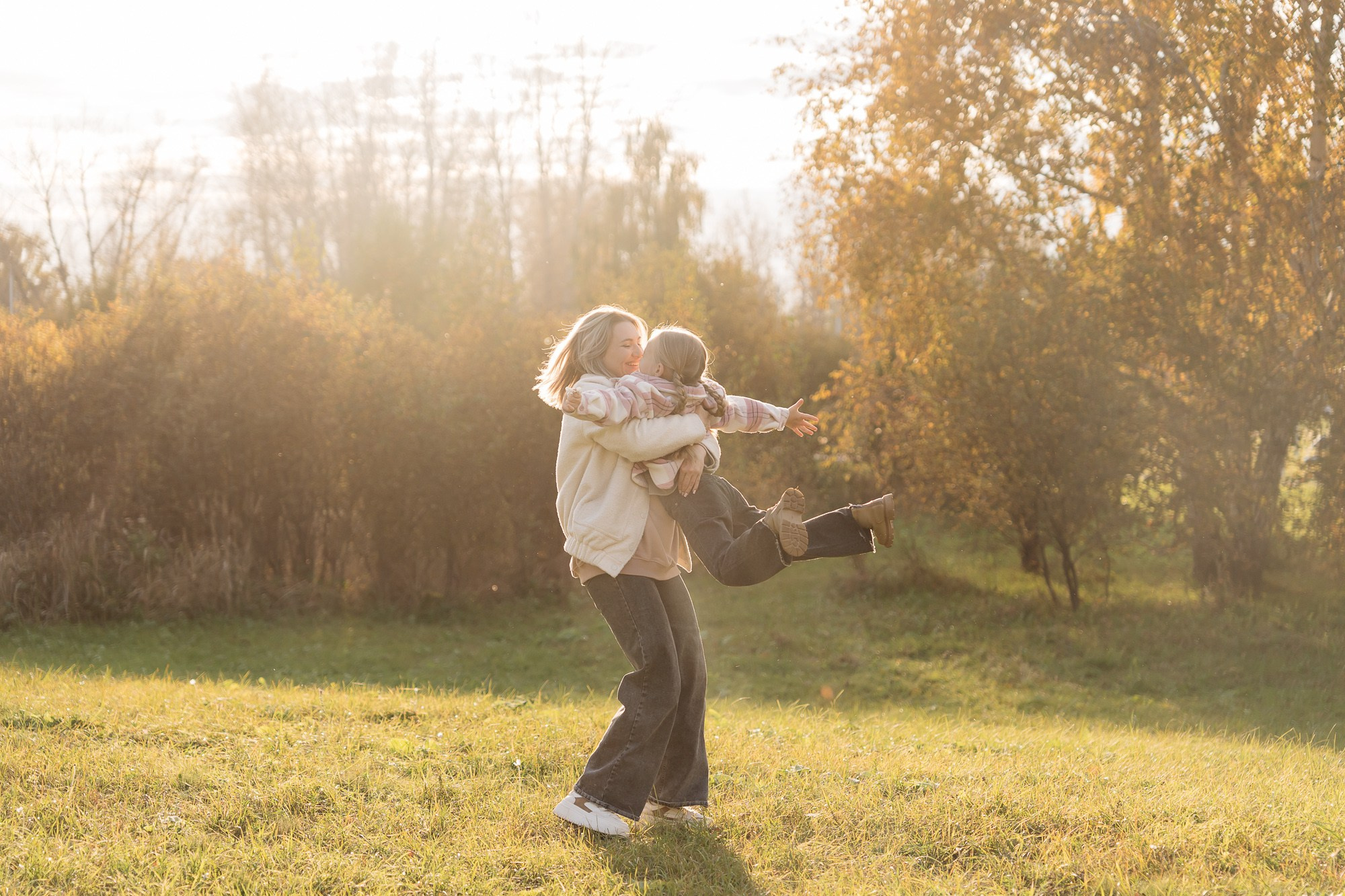 Мира и Тая на прогулке с родителями. Фотограф в Красноярске. Юлия Чаушанская