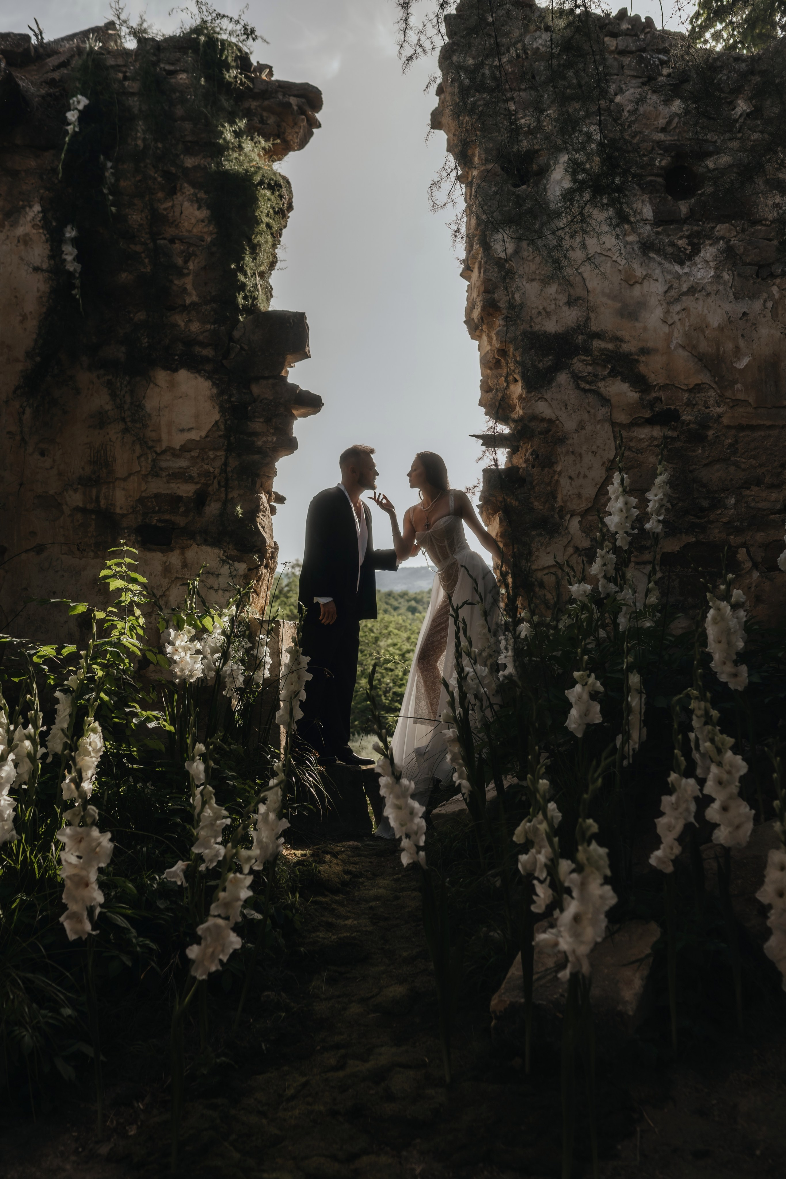 свадебная фотосессия в Крыму на фоне старинного замка