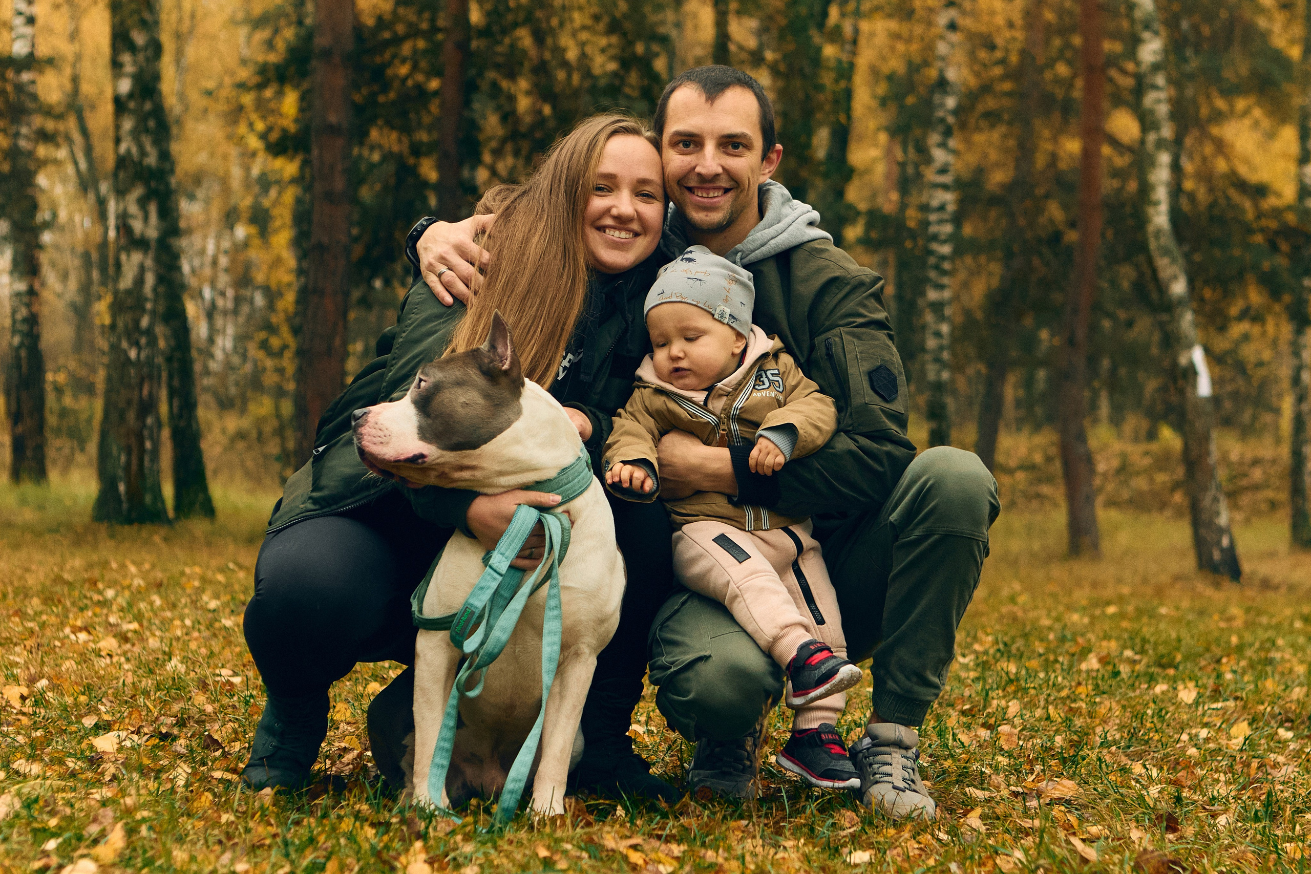 семейное фото с ребенком и собакой осенью