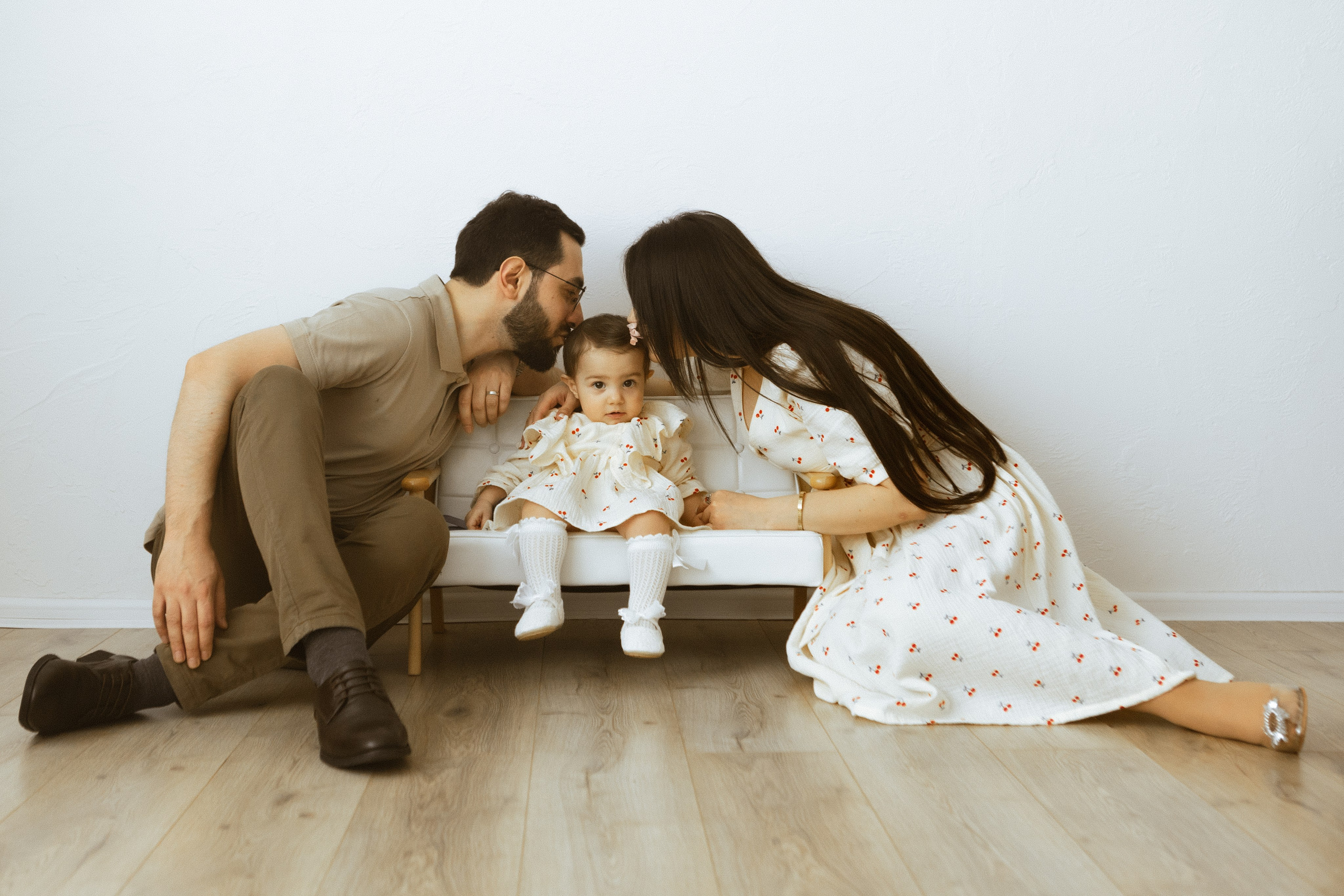 нежная семейная фотосессия с годовалой дочкой в студии, семейный фотограф в Москве