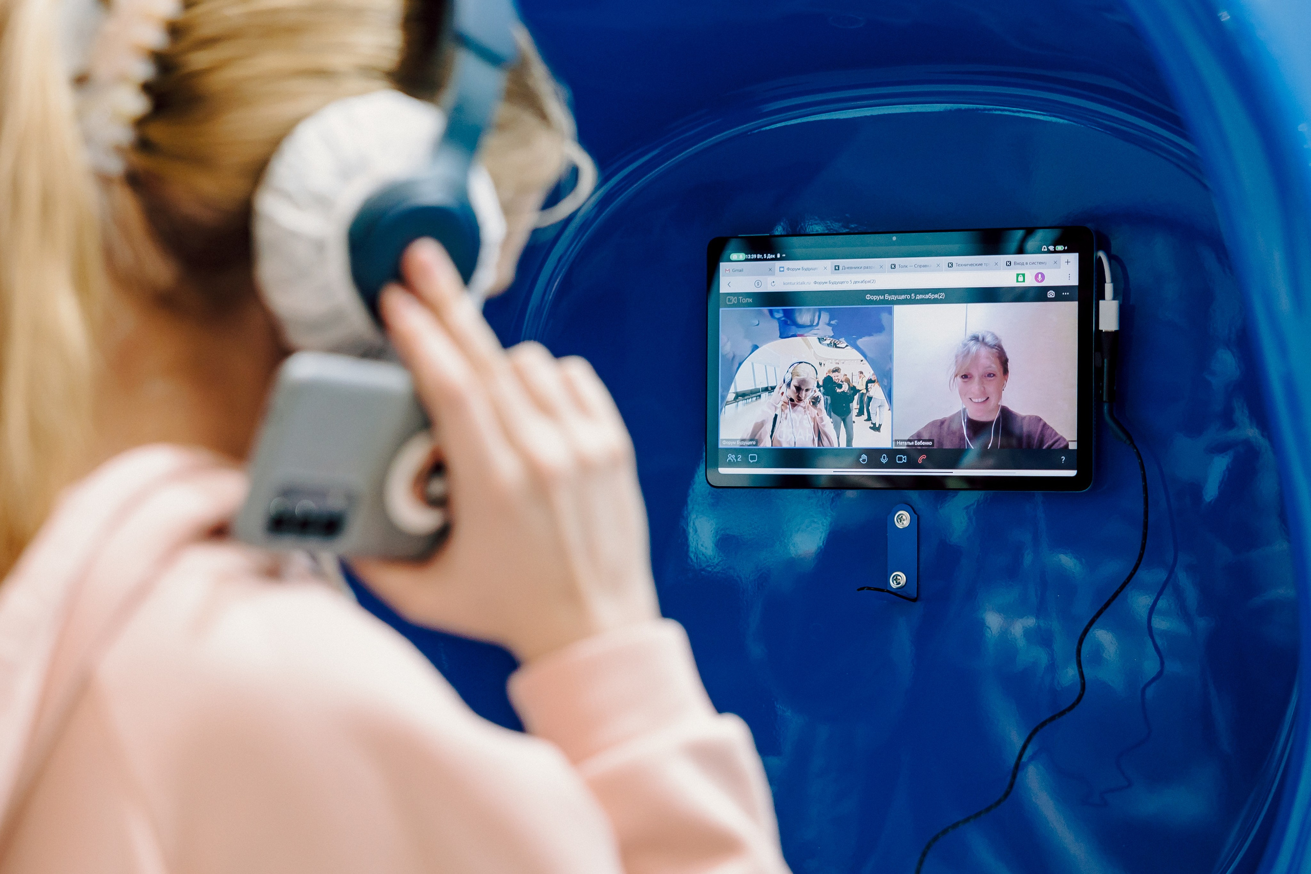 СКБ Контур — Форум будущего — Стенд. Лёшка Варзегов — фотограф