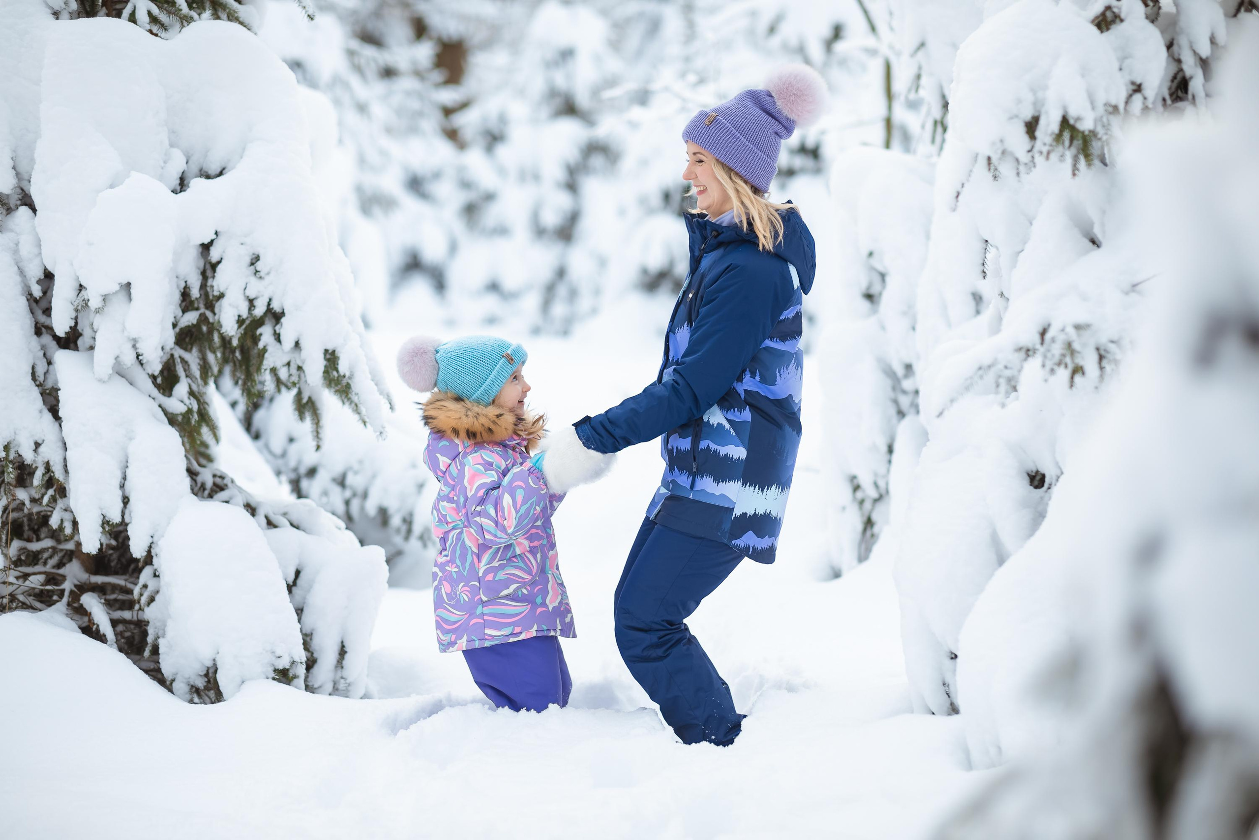 Ирина с дочкой в зимнем парке. Женский семейный фотограф Тула Москва Захарова Анна