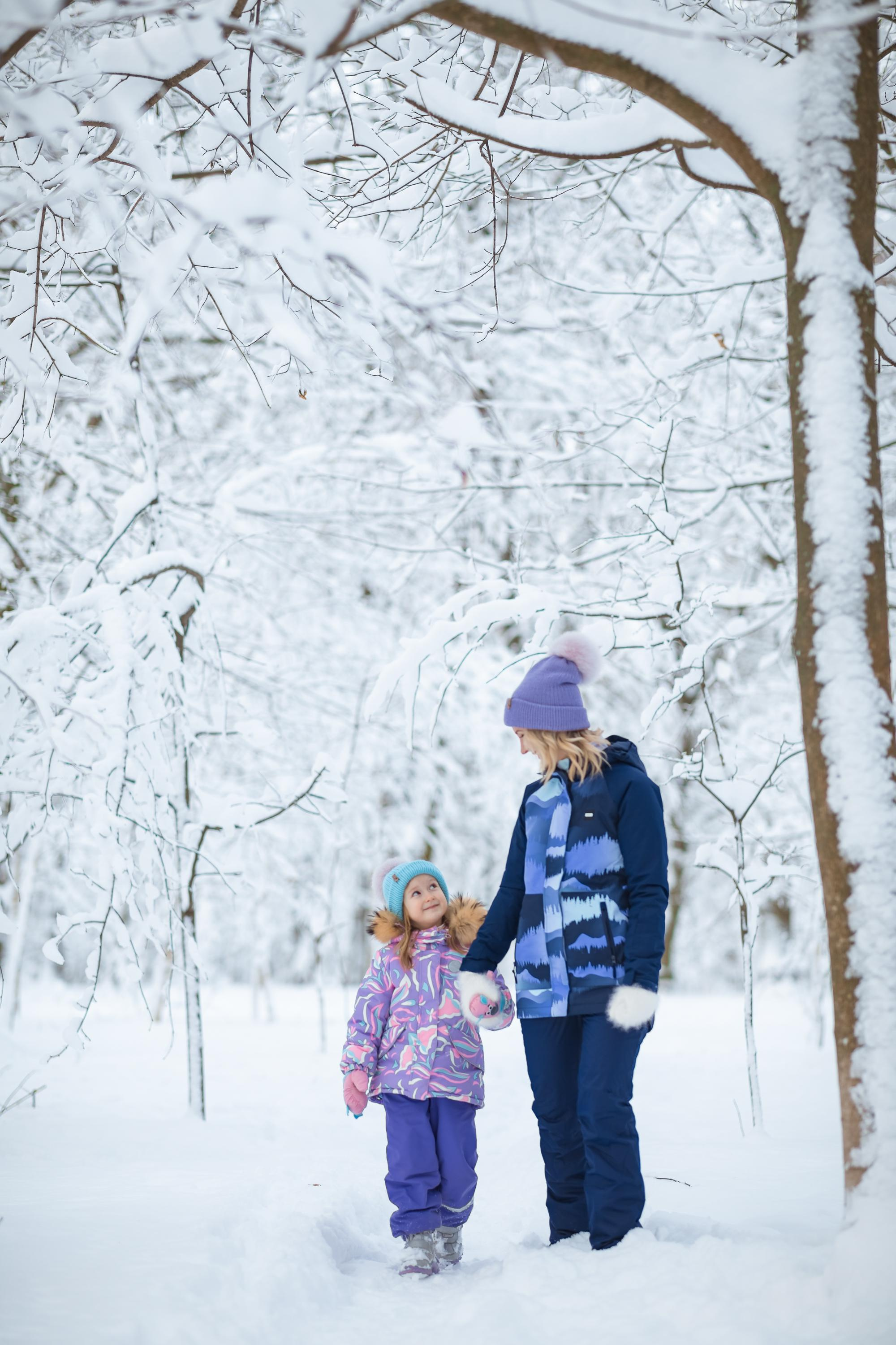 Ирина с дочкой в зимнем парке. Женский семейный фотограф Тула Москва Захарова Анна