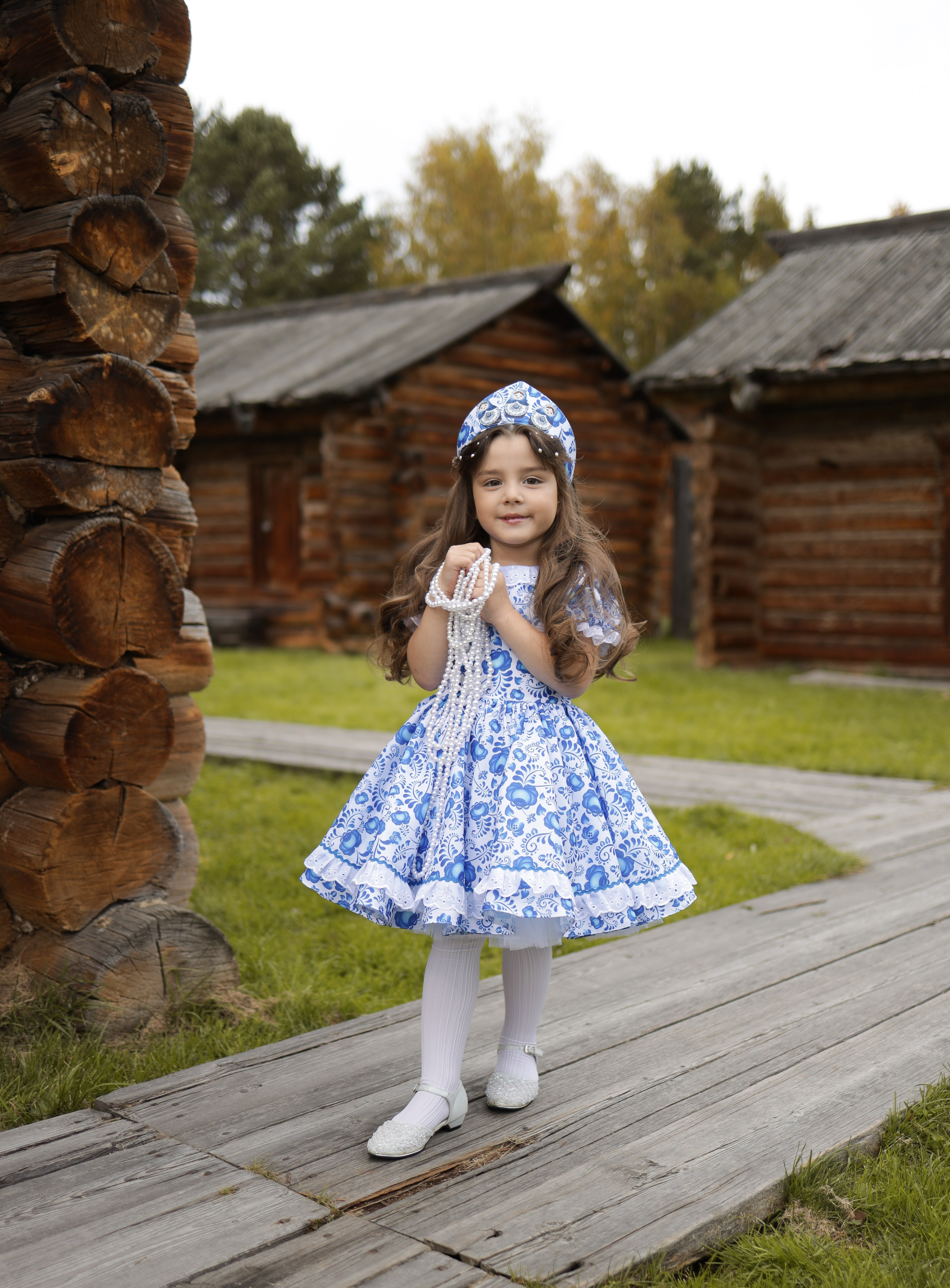 аренда наряда "мини гжель". В состав костюма входит юбка, жилет, рубашка. Кокошник оплачивается отдельно! Стоимость проката сутки 2000р. с кокошником 2200р. рост модели на фото 110 см.